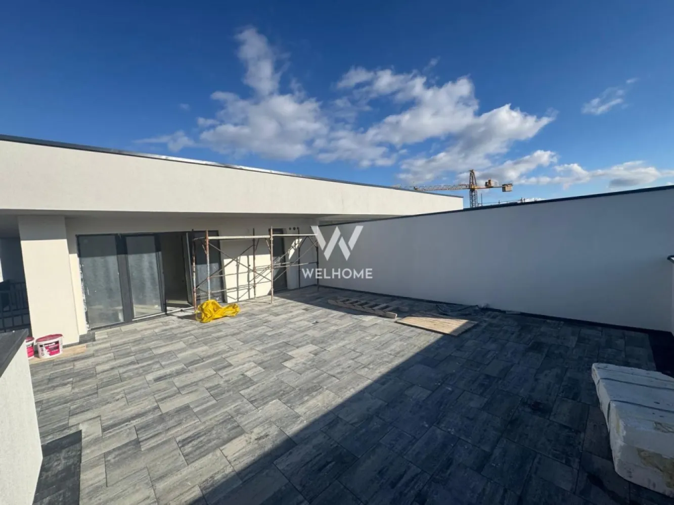 Penthouse 4 camere LA CHEIE, terasa 102 mp - Sibiu - COMISION 0%, DIRECT DEZVOLTATOR Apartament de tip Penthouse cu 4 camere, bloc cu lift - Localizat in zona Kaufland, Mall - Bloc nou cu un regim de inaltime P+ 6Et+EtR si vedere panoramica asupra muntilor si orasului Suprafata utila: 111 mp utili Terasa: 102 mp utili. Compartimentare: 3 dormitoare, living cu zona de dining si bucatarie open space, 2 bai, hol - Apartamentul este disponibil la etajul 7. Predare interior LA CHEIE: centrala termica cu incalzire in pardoseala, geamuri termopan, pereti vopsiti cu lavabila, parchet, instalatii electrice, termice, sanitare si contoare, interfon, usa metalica de intrare, gresie, faianta Exteriorul se preda LA CHEIE, la fel si casa scarii. Un loc de parcare inclus in pret - Aproape de centrele comerciale, scoli, gradinite, clinici, transport in comun. PRET: Tva Inclus COMISION 0% 219.600 Euro Semifinisat 233.200 Euro La Cheie Detalii si vizionari: 0752.088.381- Roxana }}