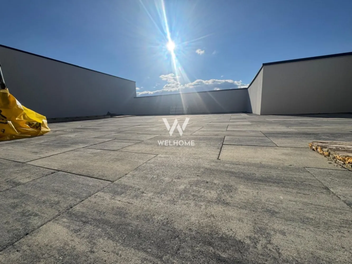 Penthouse 4 camere LA CHEIE, terasa 102 mp - Sibiu - COMISION 0%, DIRECT DEZVOLTATOR Apartament de tip Penthouse cu 4 camere, bloc cu lift - Localizat in zona Kaufland, Mall - Bloc nou cu un regim de inaltime P+ 6Et+EtR si vedere panoramica asupra muntilor si orasului Suprafata utila: 111 mp utili Terasa: 102 mp utili. Compartimentare: 3 dormitoare, living cu zona de dining si bucatarie open space, 2 bai, hol - Apartamentul este disponibil la etajul 7. Predare interior LA CHEIE: centrala termica cu incalzire in pardoseala, geamuri termopan, pereti vopsiti cu lavabila, parchet, instalatii electrice, termice, sanitare si contoare, interfon, usa metalica de intrare, gresie, faianta Exteriorul se preda LA CHEIE, la fel si casa scarii. Un loc de parcare inclus in pret - Aproape de centrele comerciale, scoli, gradinite, clinici, transport in comun. PRET: Tva Inclus COMISION 0% 219.600 Euro Semifinisat 233.200 Euro La Cheie Detalii si vizionari: 0752.088.381- Roxana }}