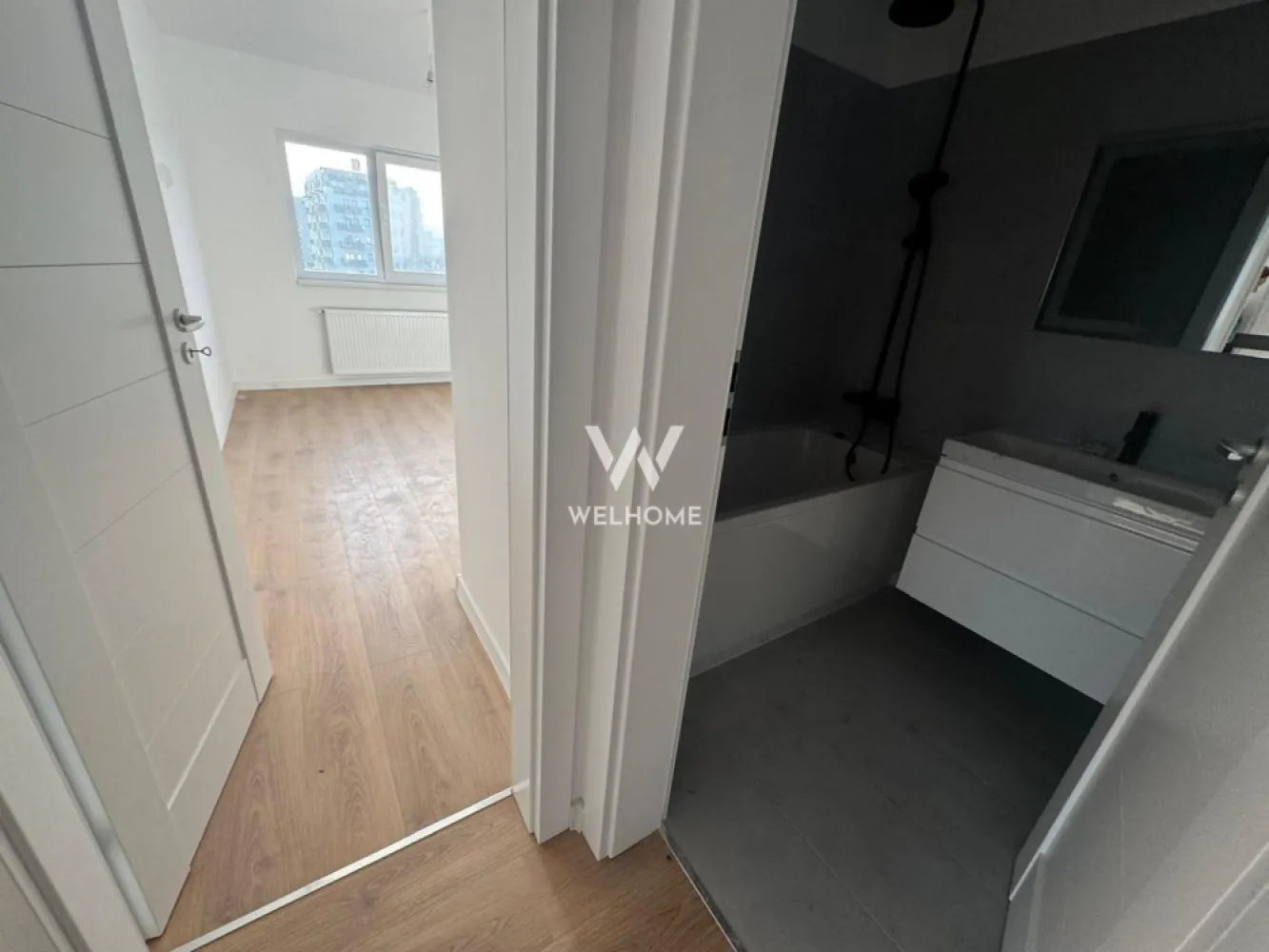 Penthouse 4 camere LA CHEIE, terasa 102 mp - Sibiu - COMISION 0%, DIRECT DEZVOLTATOR Apartament de tip Penthouse cu 4 camere, bloc cu lift - Localizat in zona Kaufland, Mall - Bloc nou cu un regim de inaltime P+ 6Et+EtR si vedere panoramica asupra muntilor si orasului Suprafata utila: 111 mp utili Terasa: 102 mp utili. Compartimentare: 3 dormitoare, living cu zona de dining si bucatarie open space, 2 bai, hol - Apartamentul este disponibil la etajul 7. Predare interior LA CHEIE: centrala termica cu incalzire in pardoseala, geamuri termopan, pereti vopsiti cu lavabila, parchet, instalatii electrice, termice, sanitare si contoare, interfon, usa metalica de intrare, gresie, faianta Exteriorul se preda LA CHEIE, la fel si casa scarii. Un loc de parcare inclus in pret - Aproape de centrele comerciale, scoli, gradinite, clinici, transport in comun. PRET: Tva Inclus COMISION 0% 219.600 Euro Semifinisat 233.200 Euro La Cheie Detalii si vizionari: 0752.088.381- Roxana }}