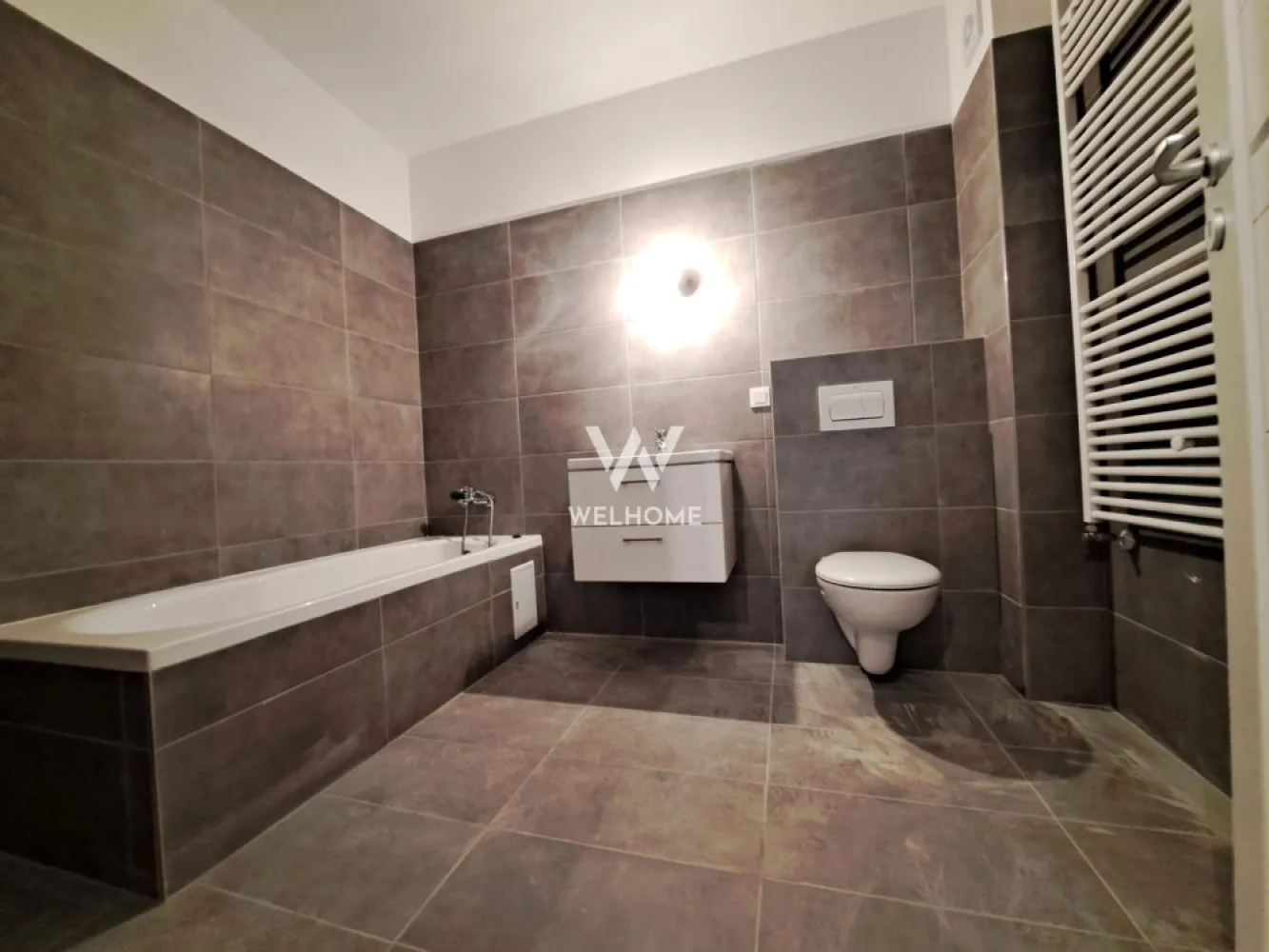 Penthouse 4 camere LA CHEIE, terasa 102 mp - Sibiu - COMISION 0%, DIRECT DEZVOLTATOR Apartament de tip Penthouse cu 4 camere, bloc cu lift - Localizat in zona Kaufland, Mall - Bloc nou cu un regim de inaltime P+ 6Et+EtR si vedere panoramica asupra muntilor si orasului Suprafata utila: 111 mp utili Terasa: 102 mp utili. Compartimentare: 3 dormitoare, living cu zona de dining si bucatarie open space, 2 bai, hol - Apartamentul este disponibil la etajul 7. Predare interior LA CHEIE: centrala termica cu incalzire in pardoseala, geamuri termopan, pereti vopsiti cu lavabila, parchet, instalatii electrice, termice, sanitare si contoare, interfon, usa metalica de intrare, gresie, faianta Exteriorul se preda LA CHEIE, la fel si casa scarii. Un loc de parcare inclus in pret - Aproape de centrele comerciale, scoli, gradinite, clinici, transport in comun. PRET: Tva Inclus COMISION 0% 219.600 Euro Semifinisat 233.200 Euro La Cheie Detalii si vizionari: 0752.088.381- Roxana }}