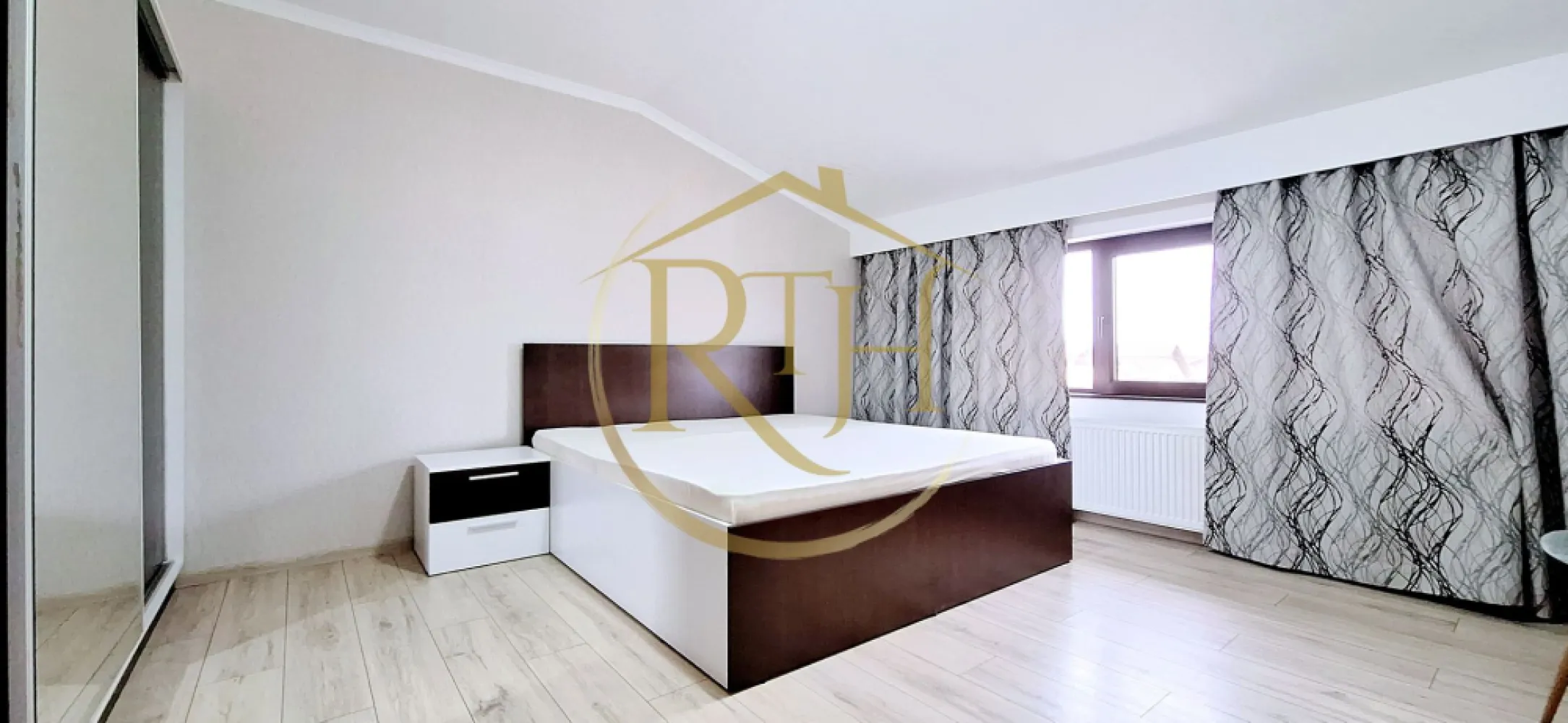 Oferim spre inchiriere apartament cu 3 camere, zona Centrala, Giroc - Închiriere apartament cu 3 camere, spațios și modern, situat în zona Centrala a Giroc, la etajul 2 al unui bloc nou, zonă excelentă, aproape de Primărie, Biserică, Școală, magazine și mijloace de transport în comun.
Locuința este perfect compartimentată și mobilată complet, fiind ideală pentru un cuplu, două fete, doi băieți sau o familie de maximum trei persoane. Dispune de două dormitoare dotate cu paturi matrimoniale confortabile și dulapuri încăpătoare pentru depozitare eficientă. Livingul open space este luminos și aerisit, integrând armonios zona de relaxare cu bucătăria modernă, echipată cu electrocasnice noi: plită electrică, aragaz electric, hotă, frigider și mașină de spălat haine, etc. Baia este prevăzută cu cadă, oferind un plus de confort.
Apartamentul beneficiază de încălzire prin centrală proprie pe gaz și aer condiționat, asigurând astfel confort termic pe tot parcursul anului. De asemenea, locatarii au la dispoziție un loc de parcare în curtea privată a blocului, facilitând accesul rapid și sigur.
Se închiriază exclusiv pentru persoane adulte, fără c0pii mici și fără @nimale de c0mpanie. 

Prețul chiriei este de 380 euro/lună, cu garanție în valoare de 380 euro și comision agenție.
Proprietate reprezentată de RealTimHouse.ro – Un pas spre un loc doar al tău!