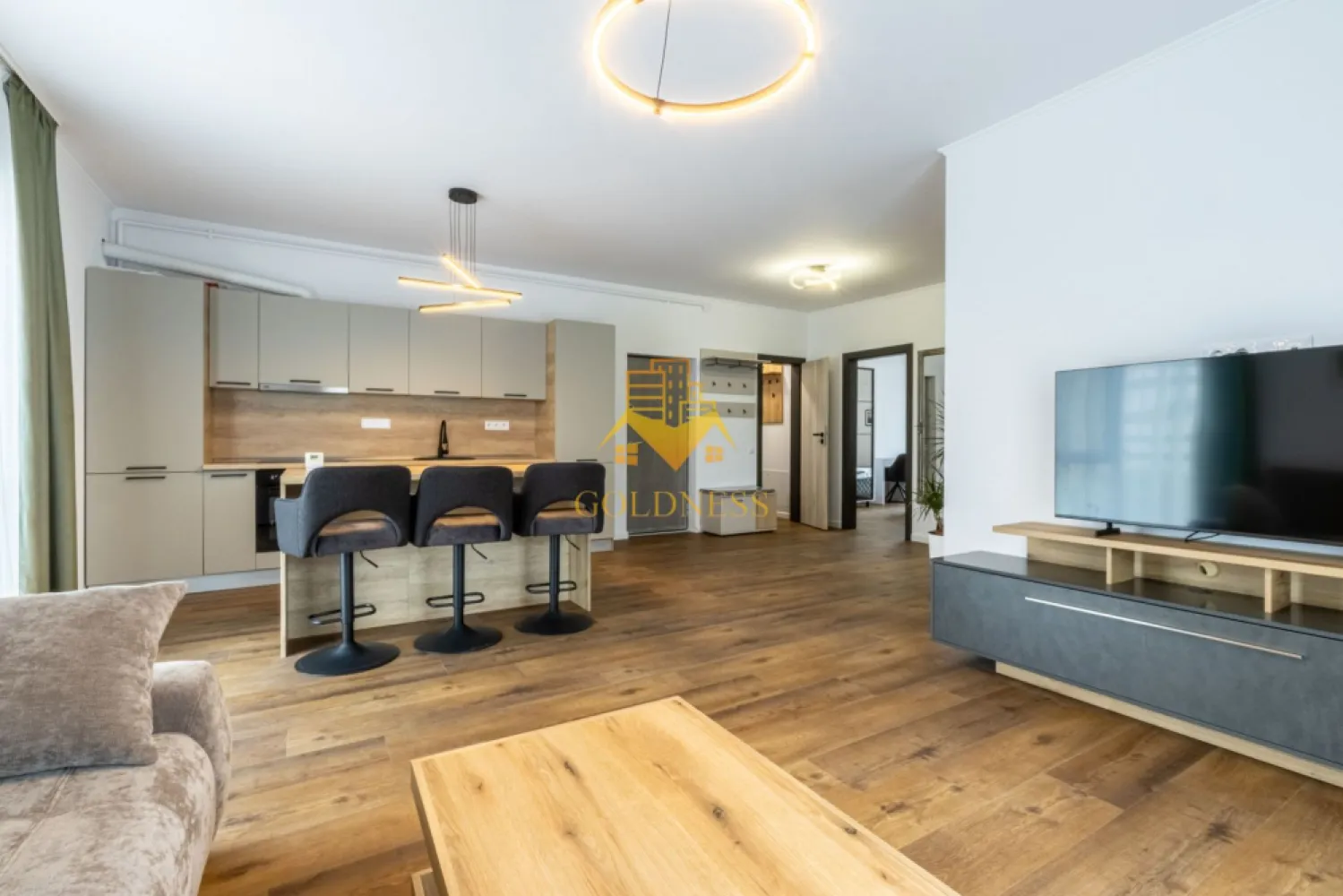 3 camere, Premium, bloc nou, Manastur Zona Baza Sportiva, Mehedinti - GOLDNESS Imobiliare vă propune spre închiriere un apartament la prima inchiriere cu 3 camere complet mobilat și utilat, la etajul 2 într-un imobil de 2 etaje, în Cartierul Manastur.
Dispune de loc de parcare subterana inclusa in pret!
Se află în apropierea stațiilor de transport în comun, magazine, restaurante, spații verzi, farmacii, etc. 

Apartamentul este compartimentat astfel:
 - dormitor cu pat matrimonial, dressing, noptiere
 - dormitor cu pat matrimonial, dressing, noptiere
 - living cu bucatarie open space complet utilată și mobilată, canapea extensibilă, loc de servit masa 
 - baie cu cabina de dus, calorifer port prosop și dulap pentru depozitare.
 - 2 balcone.

Imobilul este dotat cu toate cele necesare- centrală proprie, frigider, aragaz, hotă, mașină de spălat haine, etc. 

Dacă sunteți interesați de acest apartament și doriți să îl vizionați, dar și pentru alte oferte nu ezitați să ne contactați telefonic sau prin e-mail. Vă stăm la dispoziție!

Pentru intermediere se percepe un comision de 50% din prețul chiriei!