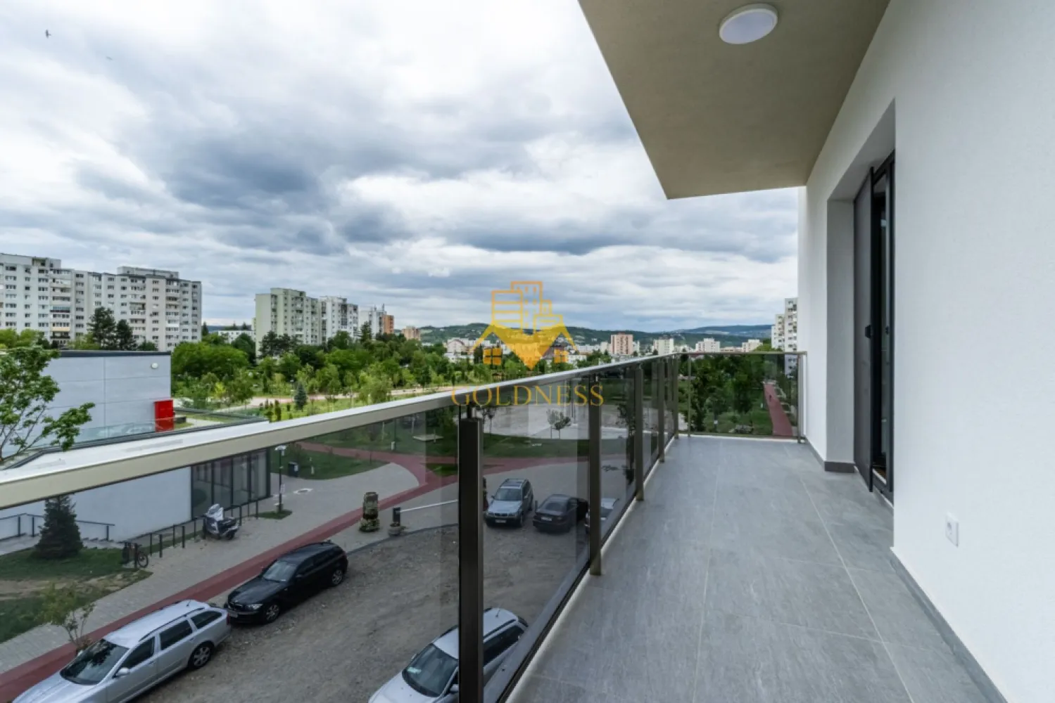 3 camere, Premium, bloc nou, Manastur Zona Baza Sportiva, Mehedinti - GOLDNESS Imobiliare vă propune spre închiriere un apartament la prima inchiriere cu 3 camere complet mobilat și utilat, la etajul 2 într-un imobil de 2 etaje, în Cartierul Manastur.
Dispune de loc de parcare subterana inclusa in pret!
Se află în apropierea stațiilor de transport în comun, magazine, restaurante, spații verzi, farmacii, etc. 

Apartamentul este compartimentat astfel:
 - dormitor cu pat matrimonial, dressing, noptiere
 - dormitor cu pat matrimonial, dressing, noptiere
 - living cu bucatarie open space complet utilată și mobilată, canapea extensibilă, loc de servit masa 
 - baie cu cabina de dus, calorifer port prosop și dulap pentru depozitare.
 - 2 balcone.

Imobilul este dotat cu toate cele necesare- centrală proprie, frigider, aragaz, hotă, mașină de spălat haine, etc. 

Dacă sunteți interesați de acest apartament și doriți să îl vizionați, dar și pentru alte oferte nu ezitați să ne contactați telefonic sau prin e-mail. Vă stăm la dispoziție!

Pentru intermediere se percepe un comision de 50% din prețul chiriei!