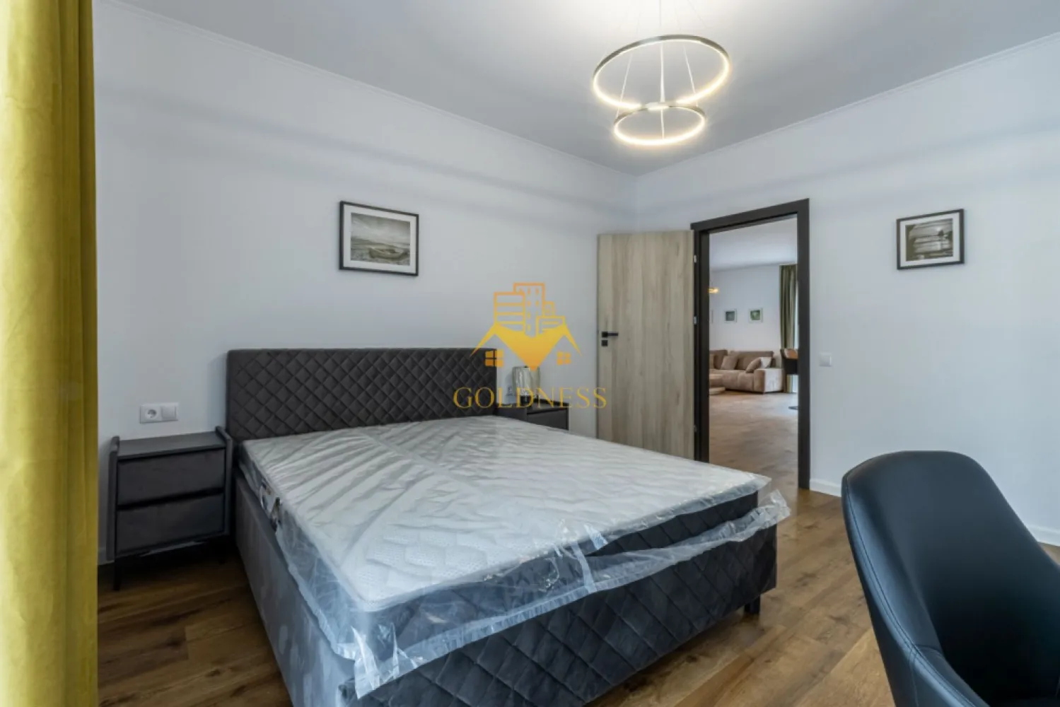 3 camere, Premium, bloc nou, Manastur Zona Baza Sportiva, Mehedinti - GOLDNESS Imobiliare vă propune spre închiriere un apartament la prima inchiriere cu 3 camere complet mobilat și utilat, la etajul 2 într-un imobil de 2 etaje, în Cartierul Manastur.
Dispune de loc de parcare subterana inclusa in pret!
Se află în apropierea stațiilor de transport în comun, magazine, restaurante, spații verzi, farmacii, etc. 

Apartamentul este compartimentat astfel:
 - dormitor cu pat matrimonial, dressing, noptiere
 - dormitor cu pat matrimonial, dressing, noptiere
 - living cu bucatarie open space complet utilată și mobilată, canapea extensibilă, loc de servit masa 
 - baie cu cabina de dus, calorifer port prosop și dulap pentru depozitare.
 - 2 balcone.

Imobilul este dotat cu toate cele necesare- centrală proprie, frigider, aragaz, hotă, mașină de spălat haine, etc. 

Dacă sunteți interesați de acest apartament și doriți să îl vizionați, dar și pentru alte oferte nu ezitați să ne contactați telefonic sau prin e-mail. Vă stăm la dispoziție!

Pentru intermediere se percepe un comision de 50% din prețul chiriei!