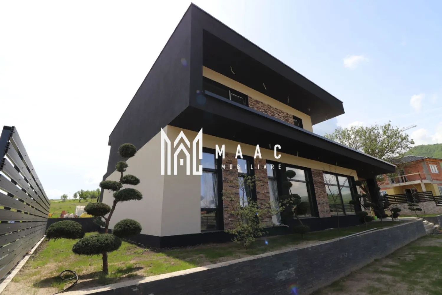 Casa de lux | Teren 1190 mp | Piscina interioara - MAAC Imobiliare va propune spre vanzare o casa individuala exclusivista, situata in Cisnadie, cu o vedere panoramica superba.

Locuinta are o suprafata utila de 172 mp, desfasurati astfel: 
- parter - living open space, baie, piscina interioara
- etaj - 4 dormitoare, 2 bai, terasa.

Suprafata intregului teren este de 1190 mp iar constructia se va preda "LA CHEIE" in luna iulie.

Pentru mai multe detalii precizati telefonic ca ati vazut anuntul cu ID: CP1432902