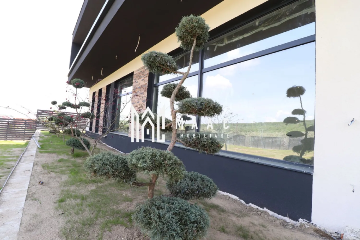 Casa de lux | Teren 1190 mp | Piscina interioara - MAAC Imobiliare va propune spre vanzare o casa individuala exclusivista, situata in Cisnadie, cu o vedere panoramica superba.

Locuinta are o suprafata utila de 172 mp, desfasurati astfel: 
- parter - living open space, baie, piscina interioara
- etaj - 4 dormitoare, 2 bai, terasa.

Suprafata intregului teren este de 1190 mp iar constructia se va preda "LA CHEIE" in luna iulie.

Pentru mai multe detalii precizati telefonic ca ati vazut anuntul cu ID: CP1432902