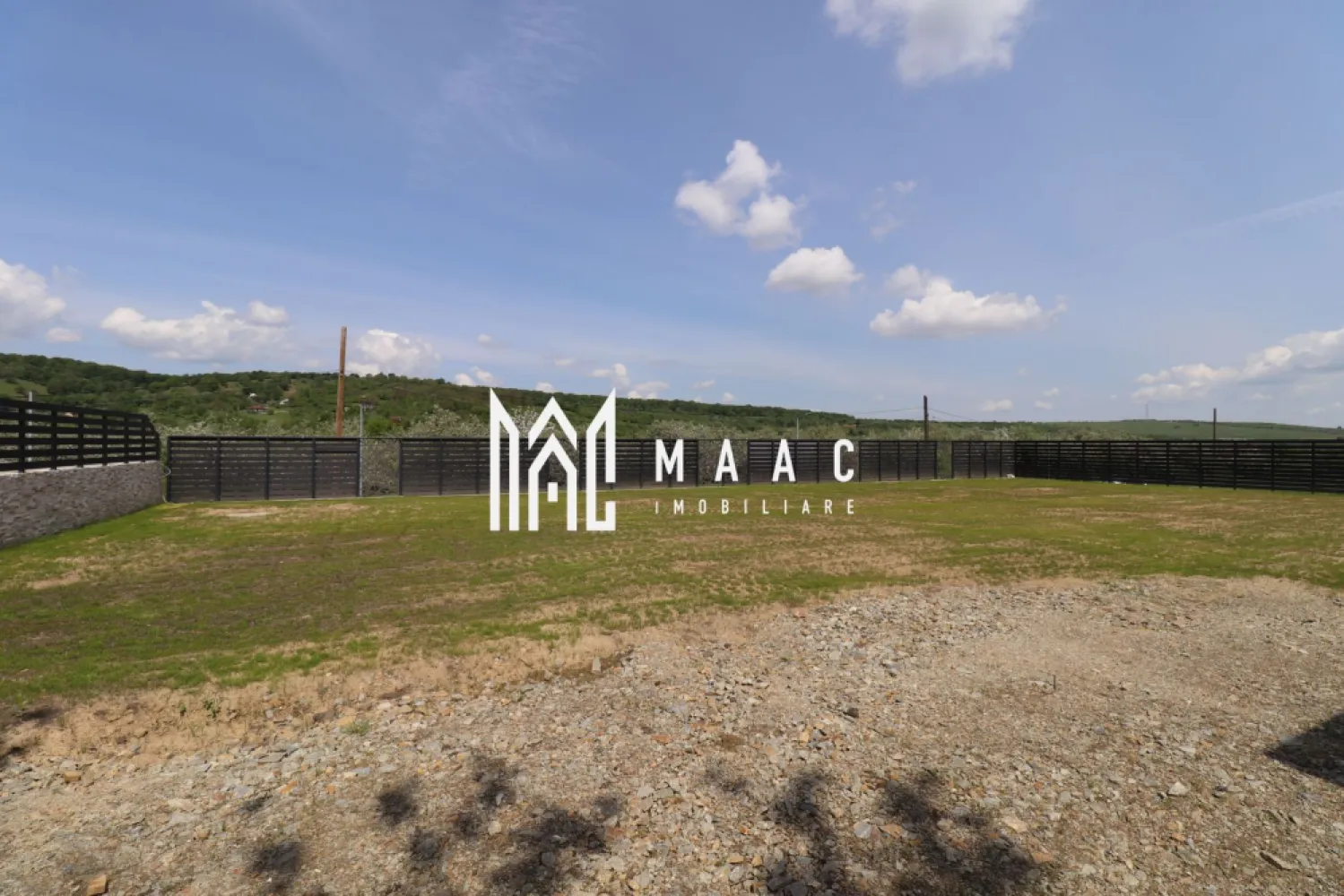 Casa de lux | Teren 1190 mp | Piscina interioara - MAAC Imobiliare va propune spre vanzare o casa individuala exclusivista, situata in Cisnadie, cu o vedere panoramica superba.

Locuinta are o suprafata utila de 172 mp, desfasurati astfel: 
- parter - living open space, baie, piscina interioara
- etaj - 4 dormitoare, 2 bai, terasa.

Suprafata intregului teren este de 1190 mp iar constructia se va preda "LA CHEIE" in luna iulie.

Pentru mai multe detalii precizati telefonic ca ati vazut anuntul cu ID: CP1432902