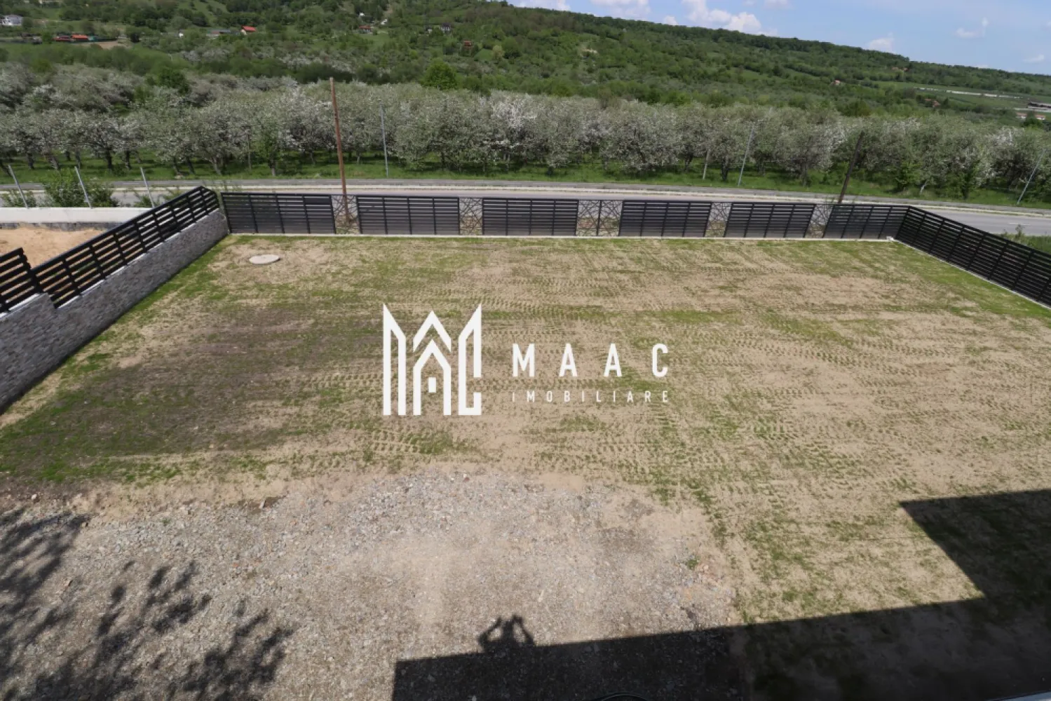 Casa de lux | Teren 1190 mp | Piscina interioara - MAAC Imobiliare va propune spre vanzare o casa individuala exclusivista, situata in Cisnadie, cu o vedere panoramica superba.

Locuinta are o suprafata utila de 172 mp, desfasurati astfel: 
- parter - living open space, baie, piscina interioara
- etaj - 4 dormitoare, 2 bai, terasa.

Suprafata intregului teren este de 1190 mp iar constructia se va preda "LA CHEIE" in luna iulie.

Pentru mai multe detalii precizati telefonic ca ati vazut anuntul cu ID: CP1432902