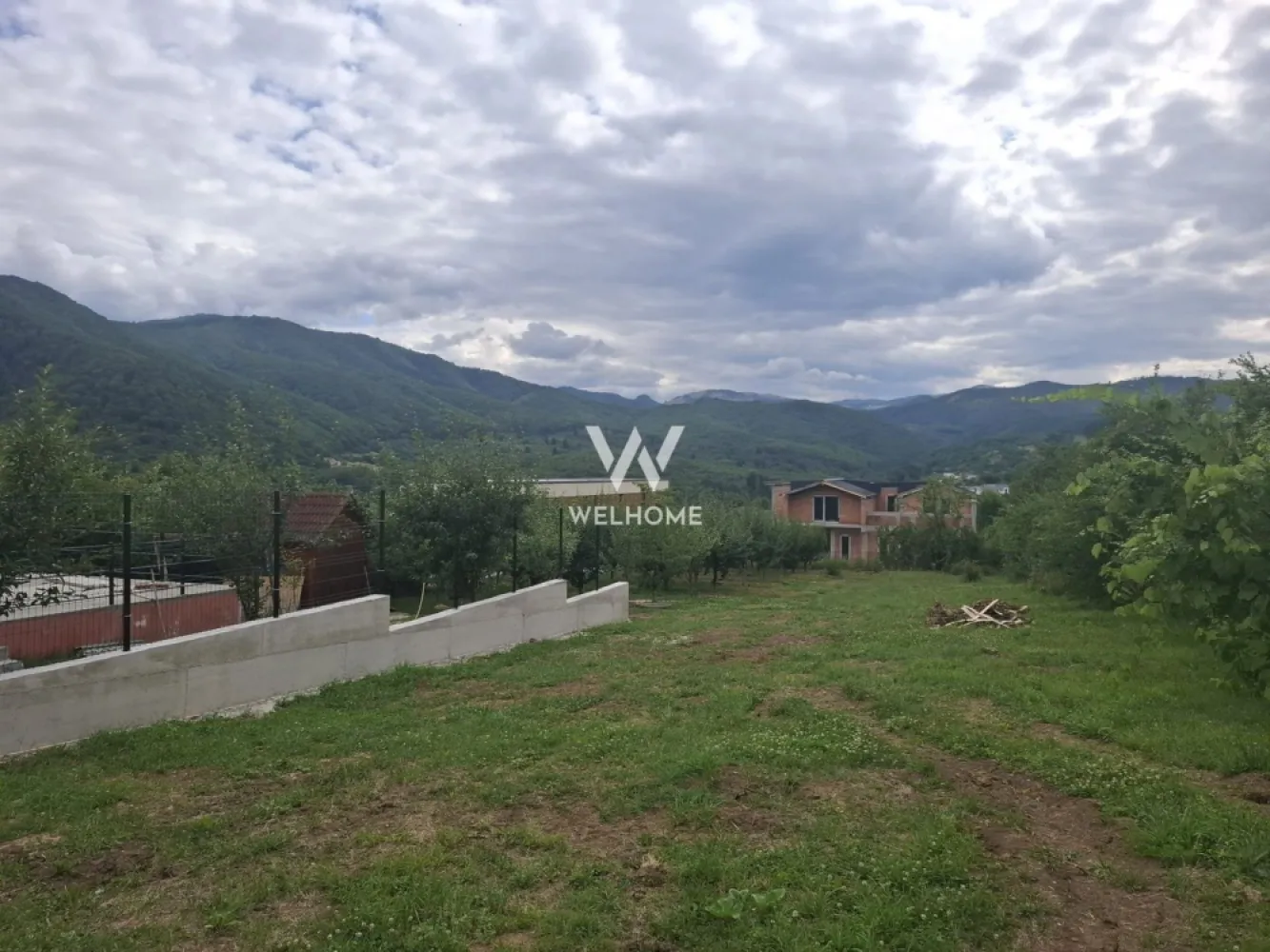 Teren intravilan de vânzare în Cisnădioara – 940 mp - Vă propun spre vânzare un teren intravilan cu suprafața de 940 mp, cu proiect și autorizație de construire, situat pe strada Mărului, în Cisnădioara – una dintre cele mai apreciate zone rezidențiale din apropierea Sibiului.

Proprietatea este ideală pentru construirea unei locuințe individuale, beneficiind deja de proiect și autorizație de construire, astfel încât viitorul proprietar poate începe lucrările fără întârzieri.

Avantaje:

* Teren intravilan pentru construcții
* Suprafață: 940 mp
* Proiect de casă și autorizație de construire incluse
* Toate utilitățile la teren: apă, canalizare, gaz și curent
* Zonă liniștită, exclusiv de case
* Acces rapid către Sibiu
* Ideal pentru construirea unei locuințe într-un cadru verde și retras

O proprietate potrivită pentru cei care își doresc să construiască într-o zonă premium, cu infrastructură completă și toate documentele pregătite.

Preț: 150 €/mp