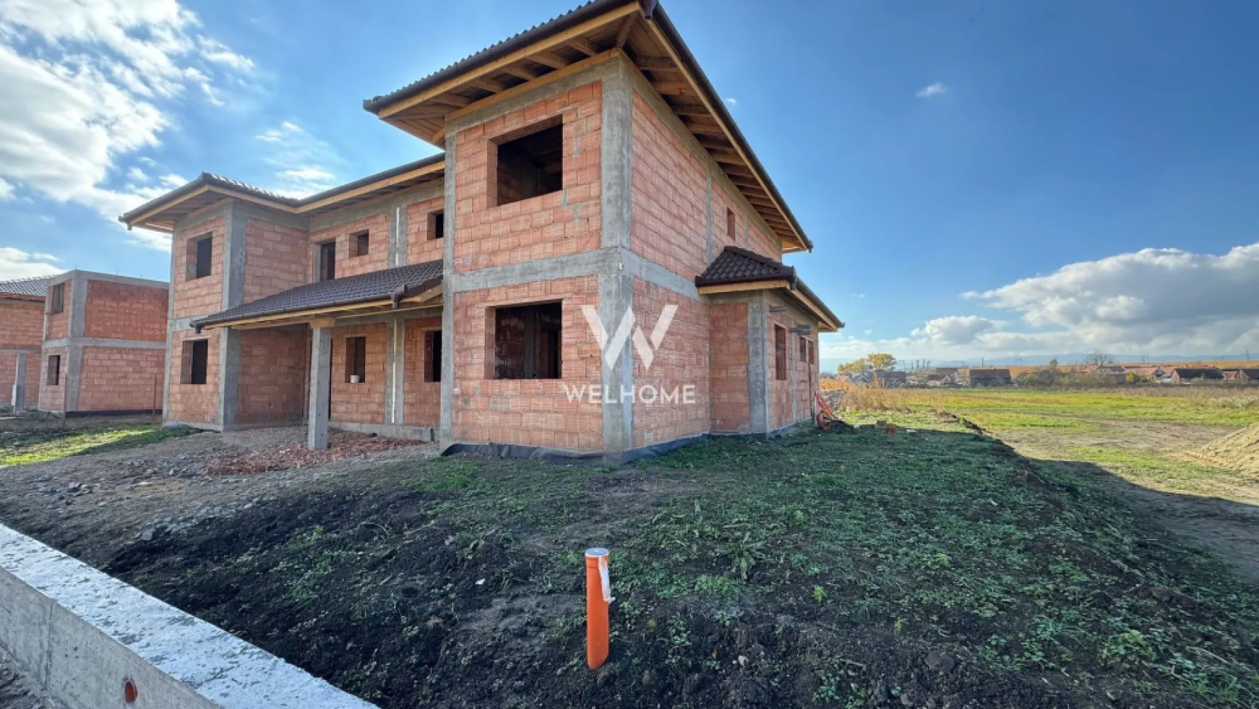 Duplex spatios Sura Mica, Sibiu - DIRECT DEZVOLTATOR. COMISION ZERO Casa tip duplex construita pe un teren de 300 de mp cu o suprafata utila de 118 mp compartimentata astfel: Parter: hol generos, baie, o camera de aproximativ 11 mp(birou sau dormitor), bucataria cu posibilitatea de a se inchide sau a se pastra deschisa,camara sau camera tehnica, living de 24 mp cu zona de dining si iesire in curte. Etaj: 3 dormitoare dintre care unul cu baie proprie si o baia mare . Curte libera de aprox 240mp. Interiorul se preda la gri- glet , sape trase , instalatia pentru incalzirea in pardoseala , termopane Salamander cu 3 foi de sticla pod izolat , iar acoperisul cu tigla bramac. Exteriorul la cheie , case se preda cu gard si pavaj ,in curte fiind suficient spatiu pentru a parca 2 masini , pentru zona de barbeque si zona de relaxare . Pozitionare centrala in Sura Mica, cu acced facil catre magazine, autobuze, nod autostrada. Locuita ideala pentru familie sau pentru investitie. Ultimele doua unitati disponibile. Toate utilitatile : gaz , curent, canalizare Pret: 180000 Euro , cash sau credit bancar Detalii si vizionari: 0752.088.381- Roxana }}