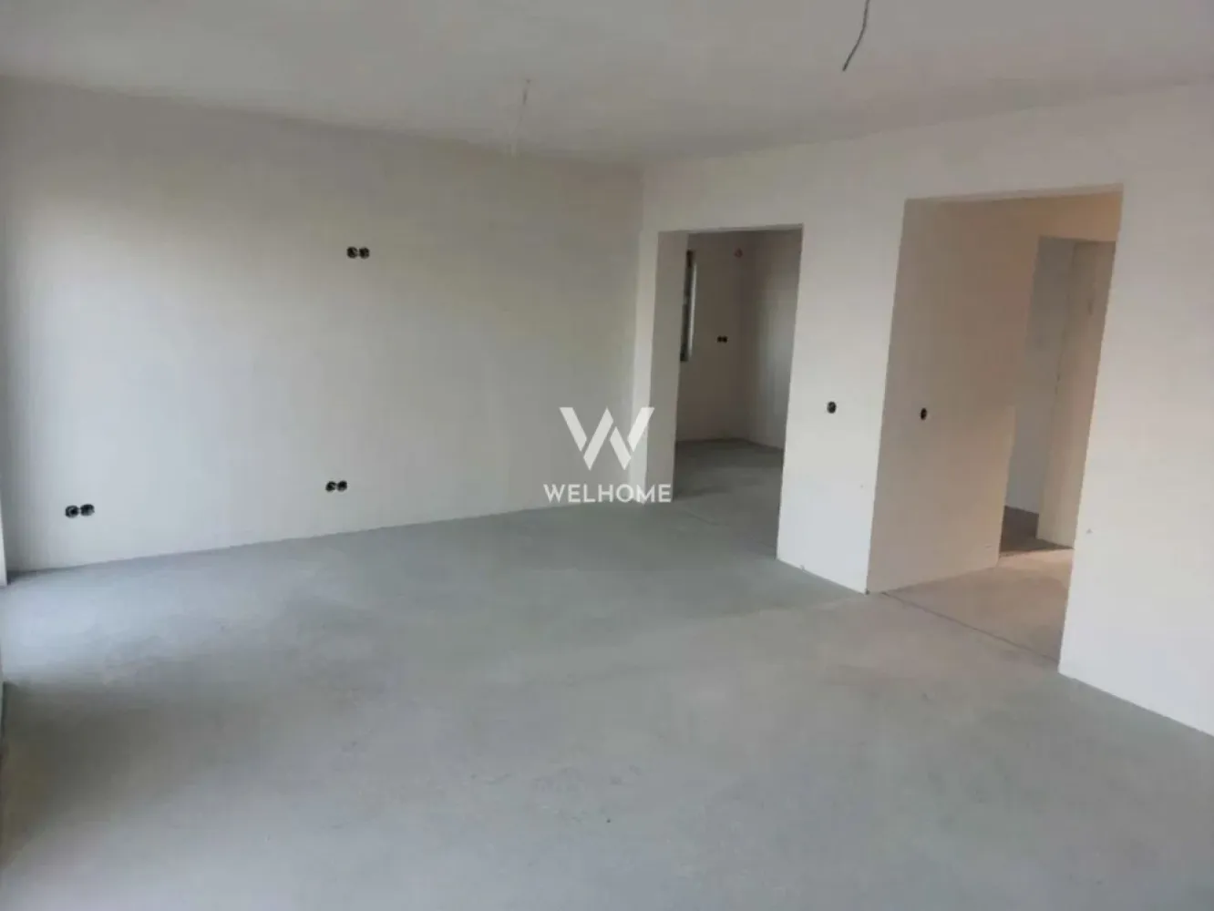 Duplex spatios Sura Mica, Sibiu - DIRECT DEZVOLTATOR. COMISION ZERO Casa tip duplex construita pe un teren de 300 de mp cu o suprafata utila de 118 mp compartimentata astfel: Parter: hol generos, baie, o camera de aproximativ 11 mp(birou sau dormitor), bucataria cu posibilitatea de a se inchide sau a se pastra deschisa,camara sau camera tehnica, living de 24 mp cu zona de dining si iesire in curte. Etaj: 3 dormitoare dintre care unul cu baie proprie si o baia mare . Curte libera de aprox 240mp. Interiorul se preda la gri- glet , sape trase , instalatia pentru incalzirea in pardoseala , termopane Salamander cu 3 foi de sticla pod izolat , iar acoperisul cu tigla bramac. Exteriorul la cheie , case se preda cu gard si pavaj ,in curte fiind suficient spatiu pentru a parca 2 masini , pentru zona de barbeque si zona de relaxare . Pozitionare centrala in Sura Mica, cu acced facil catre magazine, autobuze, nod autostrada. Locuita ideala pentru familie sau pentru investitie. Ultimele doua unitati disponibile. Toate utilitatile : gaz , curent, canalizare Pret: 180000 Euro , cash sau credit bancar Detalii si vizionari: 0752.088.381- Roxana }}