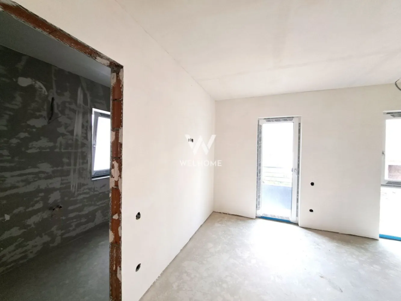 Duplex cu pivnita si terasa, Calea Cisnadiei, Sibiu - Va oferim spre vanzare DIRECT DE LA DEZVOLTATOR, COMISION 0%, o casa tip duplex situata intr-o zona nou dezvoltata pe Calea Cisnadiei Suprafata utila:120 mp + terasa si inca 20 mp pivnita. Suprafata teren: 300 mp Curte libera:200mp Compartimentare: parter: hol cu spatiu garderoba, baie, living, bucatarie cu dinning si acces la terasa - 16 m etaj: dormitor matrimonial cu baie si balcon, hol, 2 dormitoare secundare si o baie Terasa cu vedere spre munti 2 locuri de parcare in curte PREDARE INTERIOR LA ALB/EXTERIOR LA CHEIE : incalzire in pardoseala, centrala cu pompa de caldura, usa la intrare PVC, geamuri termopan, peretii gletuiti + lavabila, izolatie termica, decorativa, gard si poarta, curte amenajata Casa este in curs de executie, predare toamna 2025 Pret vanzare 212.000 Euro Detalii si vizionari: 0752.088.381 - Roxana }}