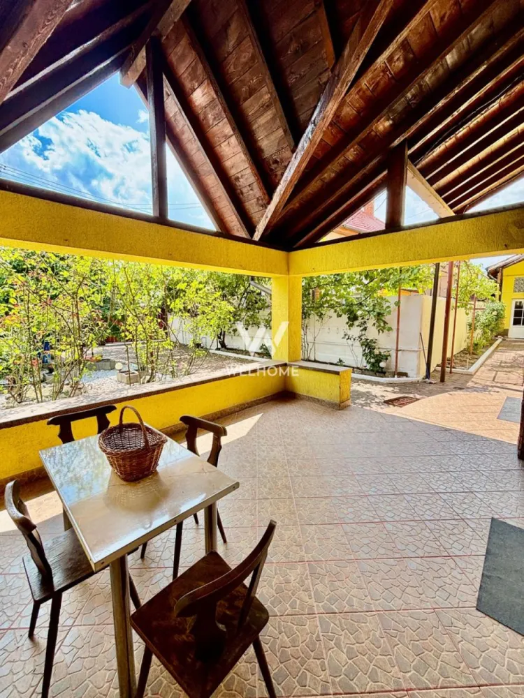 Casa individuala Calea Dumbravii, Sibiu - Va oferim spre vanzare o casa individuala situata in zona Calea Dumbravii din Sibiu. Suprafata utila: 184 mp Teren: 310mp Regim de inaltime P+M (Izolatie cu vata bazaltica) Compartimentare: (casa are doua intrari VEZI SCHITA) Parter: 2 bucatarii, 1 living, 1 dormitor/birou, hol, camara ,casa scarii Etaj(tip mansarda inalta): 3 dormitoare, o baie Poate fi utilizata ca doua apartamente separate sau reconfigurata. Casa are curte libera distribuita doar in partea din fata, dispune de o terasa amenajata si o casuta/ sopron pentru depozitare, cu acces in pivinita. Se vinde complet utilata si mobilata, ca in fotografii. Ultima renovare a fost facuta in anul 2012, necesita modernizare Pret: 349900 euro Vizionari: 0752.088.381- Roxana }}