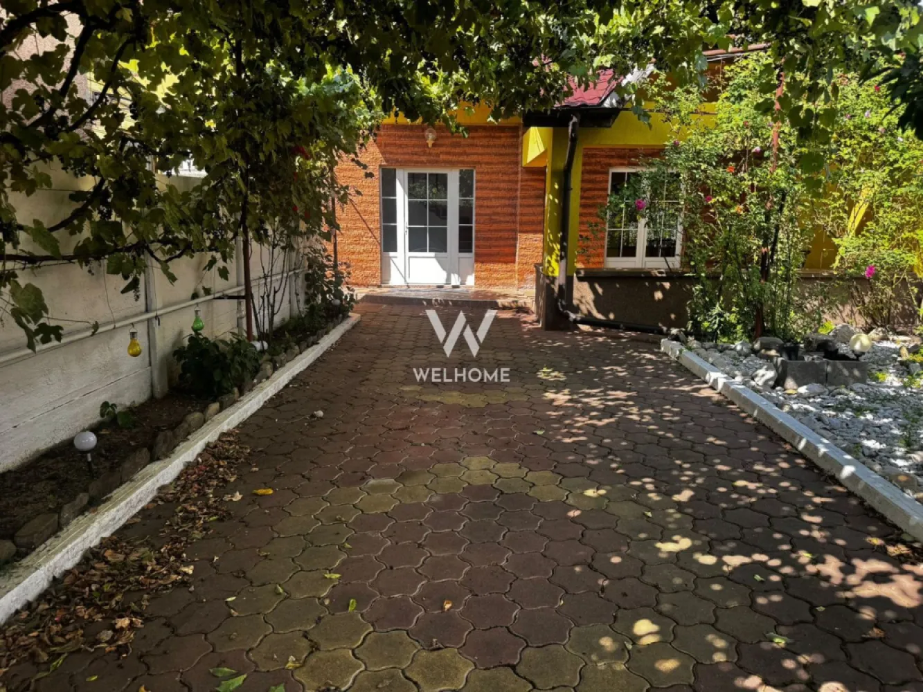 Casa individuala Calea Dumbravii, Sibiu - Va oferim spre vanzare o casa individuala situata in zona Calea Dumbravii din Sibiu. Suprafata utila: 184 mp Teren: 310mp Regim de inaltime P+M (Izolatie cu vata bazaltica) Compartimentare: (casa are doua intrari VEZI SCHITA) Parter: 2 bucatarii, 1 living, 1 dormitor/birou, hol, camara ,casa scarii Etaj(tip mansarda inalta): 3 dormitoare, o baie Poate fi utilizata ca doua apartamente separate sau reconfigurata. Casa are curte libera distribuita doar in partea din fata, dispune de o terasa amenajata si o casuta/ sopron pentru depozitare, cu acces in pivinita. Se vinde complet utilata si mobilata, ca in fotografii. Ultima renovare a fost facuta in anul 2012, necesita modernizare Pret: 349900 euro Vizionari: 0752.088.381- Roxana }}