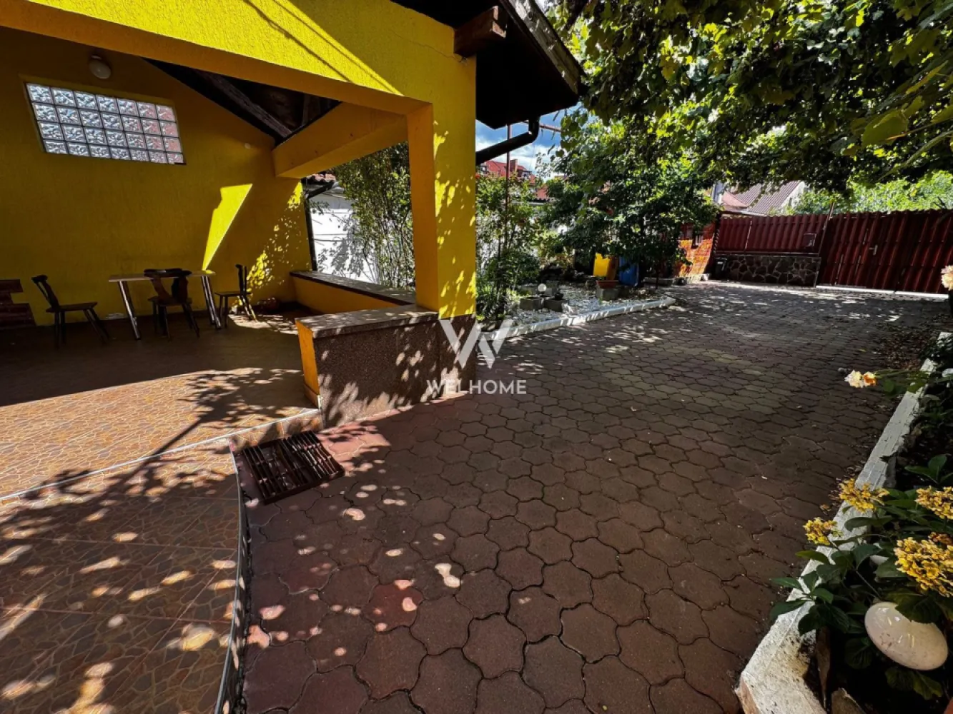 Casa individuala Calea Dumbravii, Sibiu - Va oferim spre vanzare o casa individuala situata in zona Calea Dumbravii din Sibiu. Suprafata utila: 184 mp Teren: 310mp Regim de inaltime P+M (Izolatie cu vata bazaltica) Compartimentare: (casa are doua intrari VEZI SCHITA) Parter: 2 bucatarii, 1 living, 1 dormitor/birou, hol, camara ,casa scarii Etaj(tip mansarda inalta): 3 dormitoare, o baie Poate fi utilizata ca doua apartamente separate sau reconfigurata. Casa are curte libera distribuita doar in partea din fata, dispune de o terasa amenajata si o casuta/ sopron pentru depozitare, cu acces in pivinita. Se vinde complet utilata si mobilata, ca in fotografii. Ultima renovare a fost facuta in anul 2012, necesita modernizare Pret: 349900 euro Vizionari: 0752.088.381- Roxana }}