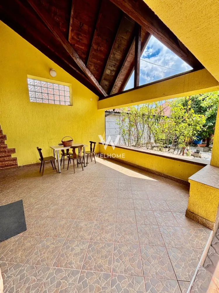 Casa individuala Calea Dumbravii, Sibiu - Va oferim spre vanzare o casa individuala situata in zona Calea Dumbravii din Sibiu. Suprafata utila: 184 mp Teren: 310mp Regim de inaltime P+M (Izolatie cu vata bazaltica) Compartimentare: (casa are doua intrari VEZI SCHITA) Parter: 2 bucatarii, 1 living, 1 dormitor/birou, hol, camara ,casa scarii Etaj(tip mansarda inalta): 3 dormitoare, o baie Poate fi utilizata ca doua apartamente separate sau reconfigurata. Casa are curte libera distribuita doar in partea din fata, dispune de o terasa amenajata si o casuta/ sopron pentru depozitare, cu acces in pivinita. Se vinde complet utilata si mobilata, ca in fotografii. Ultima renovare a fost facuta in anul 2012, necesita modernizare Pret: 349900 euro Vizionari: 0752.088.381- Roxana }}