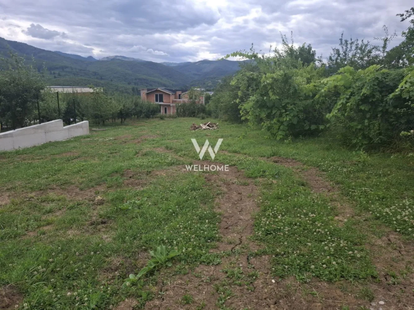 Teren intravilan de vânzare în Cisnădioara – 940 mp - Vă propun spre vânzare un teren intravilan cu suprafața de 940 mp, cu proiect și autorizație de construire, situat pe strada Mărului, în Cisnădioara – una dintre cele mai apreciate zone rezidențiale din apropierea Sibiului.

Proprietatea este ideală pentru construirea unei locuințe individuale, beneficiind deja de proiect și autorizație de construire, astfel încât viitorul proprietar poate începe lucrările fără întârzieri.

Avantaje:

* Teren intravilan pentru construcții
* Suprafață: 940 mp
* Proiect de casă și autorizație de construire incluse
* Toate utilitățile la teren: apă, canalizare, gaz și curent
* Zonă liniștită, exclusiv de case
* Acces rapid către Sibiu
* Ideal pentru construirea unei locuințe într-un cadru verde și retras

O proprietate potrivită pentru cei care își doresc să construiască într-o zonă premium, cu infrastructură completă și toate documentele pregătite.

Preț: 150 €/mp