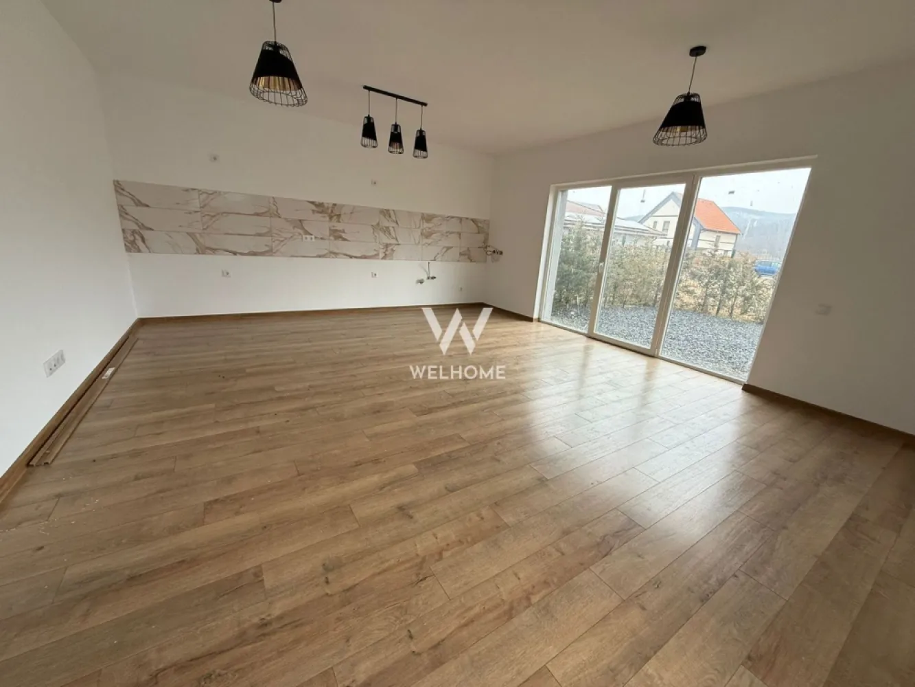 Casa Noua pe Parter - LA CHEIE - Sibiu, Talmaciu - Casa de tip duplex, ansamblu rezidential, case noi, zona in dezvoltare - Talmaciu, Sibiu - Proiect nou, realizat doar pe plan parter, pentru cei care doresc acest tip de confort - Casele sunt localizate in zona Campul Cibinului, cu acces din DN1 si autostrada - Teren alocat unei case - 235 mp, deschiderea la strada fiind 10 m - Casa are 67 mp utili si cuprinde: hol, debara, living cu bucatarie, 2 dormitoare si 2 bai - Curtea ofera spatiu pentru 2 autoturisme, in partea din fata, zona din spate fiind dedicata relaxarii - Casa se preda imediat, Finisata LA CHEIE racorduri utilitati si instalatii electrice, inclusiv trifazic, usa intrare, ferestre termopan, incalzire in pardoseala. -Pompa de caldura/centrala pe curent nu este inclusa in pret. - Exterior finisat " la cheie" - izolatie de 10 si tencuiala decorativa, acoperis tigla, curtea partial pavata si imprejmuita Spune " ACASA" noului tau camin, alegand una dintre casele disponibile! PRET VANZARE: 125000 Euro, avans minim 5% Cele mai noi locuinte le gasesti pe welhome.ro }}