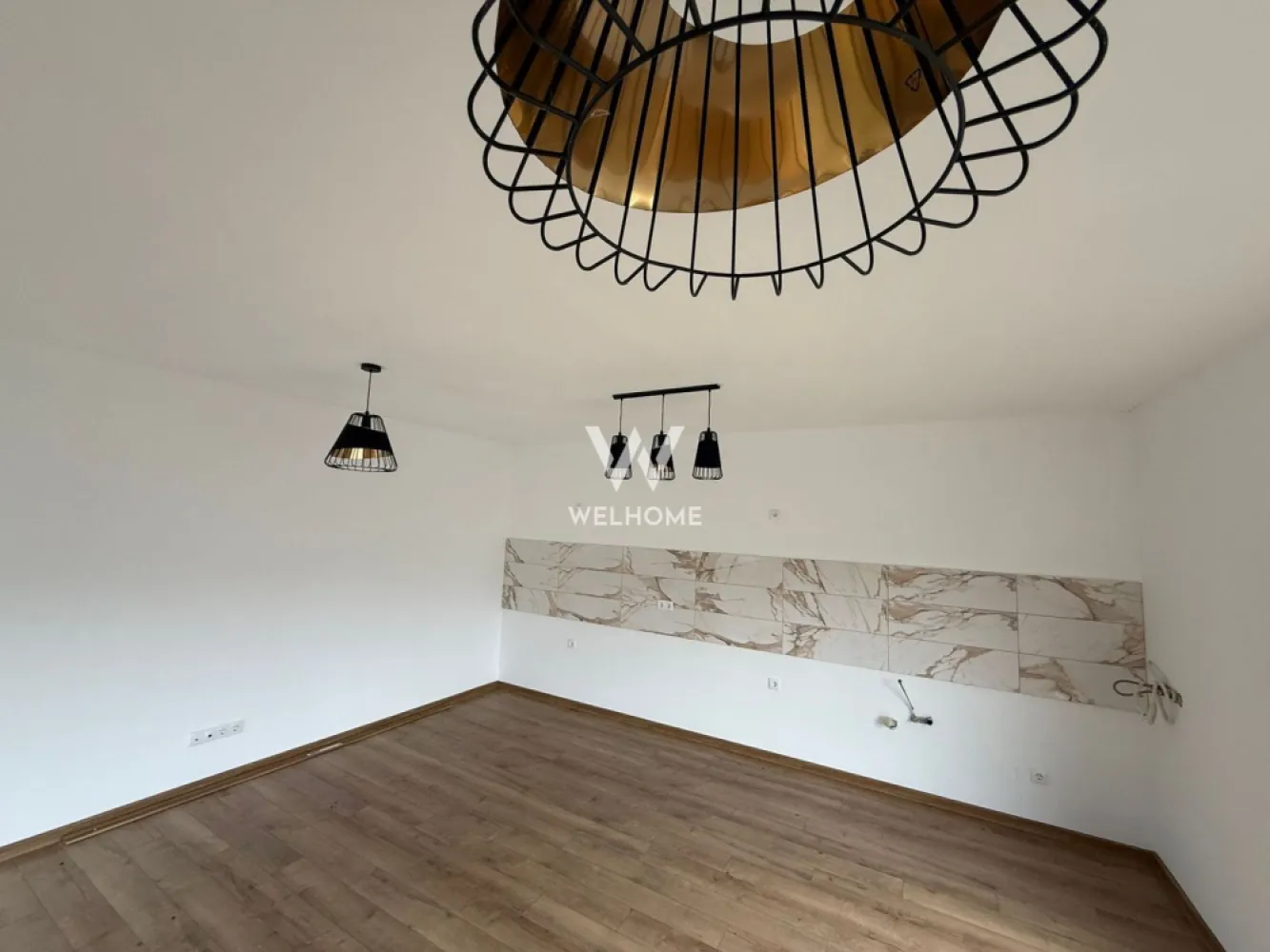 Casa Noua pe Parter - LA CHEIE - Sibiu, Talmaciu - Casa de tip duplex, ansamblu rezidential, case noi, zona in dezvoltare - Talmaciu, Sibiu - Proiect nou, realizat doar pe plan parter, pentru cei care doresc acest tip de confort - Casele sunt localizate in zona Campul Cibinului, cu acces din DN1 si autostrada - Teren alocat unei case - 235 mp, deschiderea la strada fiind 10 m - Casa are 67 mp utili si cuprinde: hol, debara, living cu bucatarie, 2 dormitoare si 2 bai - Curtea ofera spatiu pentru 2 autoturisme, in partea din fata, zona din spate fiind dedicata relaxarii - Casa se preda imediat, Finisata LA CHEIE racorduri utilitati si instalatii electrice, inclusiv trifazic, usa intrare, ferestre termopan, incalzire in pardoseala. -Pompa de caldura/centrala pe curent nu este inclusa in pret. - Exterior finisat " la cheie" - izolatie de 10 si tencuiala decorativa, acoperis tigla, curtea partial pavata si imprejmuita Spune " ACASA" noului tau camin, alegand una dintre casele disponibile! PRET VANZARE: 125000 Euro, avans minim 5% Cele mai noi locuinte le gasesti pe welhome.ro }}