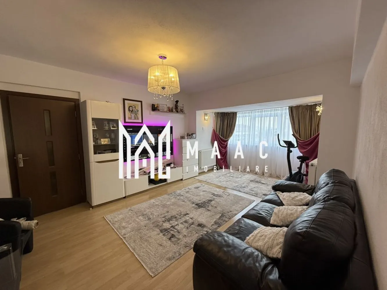 Apartament 3 Camere | 68Mp | Zona Turnișor - MAAC Imobiliare vă propune spre vânzare un apartament cu 3 camere, situat în zona Turnișor – Șoseaua Alba Iulia, Sibiu. Proprietatea este ideală pentru o familie, oferind liniște, confort și spațiu generos. Detalii generale Suprafață: 68 mp Etaj: 4/7 – bloc dotat cu lift Zonă excelentă, cu acces imediat la puncte de interes La parterul blocului se regăsesc: stație Tursib | Simpa, Profi, Trans Agape, La Doi Pași | farmacii | bănci | grădiniță La doar 20 de minute de mers pe jos de centrul orașului. Compartimentare 3 camere Bucătărie închisă, mobilată și utilată 2 băi (una cu cadă, una de serviciu) Spațiu de depozitare Pivniță inclusă Dotări & Finisaje Centrală termică proprie Geamuri termopan Orientare favorabilă – apartament luminos Se vinde complet mobilat, mobilier realizat la comandă Electrocasnice incluse Plită, cuptor electric, hotă, cuptor cu microunde, combină frigorifică, fripteuză, grill electric, espressor cafea, robot de bucătărie, storcător de fructe, prăjitor de pâine, mașină de spălat vase, mașină de spălat rufe + uscător, aer condiționat, smart TV în fiecare cameră. Avantaje Apartament foarte bine întreținut Locuibil imediat, fără necesitatea unor renovări Amplasare într-o zonă liniștită și accesibilă Pentru mai multe detalii sau pentru a programa o vizionare, vă rugăm să ne contactați, specificând ID:CP2825733 }}