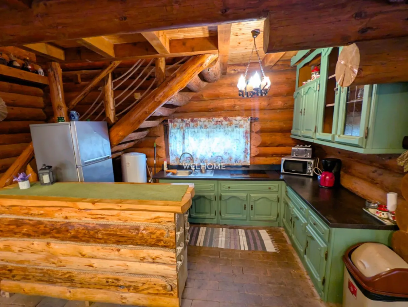 Cabana / Casa de vacanta pe Transfagarasan - Sibiu - Cabana "Rustic Balea" Această proprietate este o casă de vacanță tip cabană construită predominant din lemn masiv rotund, oferind un refugiu montan ideal pentru grupuri mari. Cabana are o capacitate optimă de cazare de opt persoane, fiind dotată cu patru dormitoare matrimoniale. Un avantaj major pentru confortul oaspeților este faptul că fiecare dormitor beneficiază de baie proprie, modern utilată cu cabină de duș. Spațiul de zi este extrem de generos, incluzând un living spațios cu tavan înalt, unde domină bârnele de lemn. Aici se găsesc o zonă de relaxare cu canapele amplasată lângă un șemineu tradițional din cărămidă și o masă lungă, din lemn masiv, pentru servit masa. Bucătăria interioară este complet utilată, integrată armonios în living, remarcându-se prin mobilierul vopsit în verde salvie. În ceea ce privește materialele, cabana utilizează bârne groase, rotunde, din lemn masiv pentru structura principală și pereții interiori, conferind o estetică autentică de log cabin și o izolare excelentă. Pardoseala combină plăcut dușumeaua de lemn din dormitoare cu cărămida sau piatra arsă din living. Pentru relaxare, cabana oferă facilități de wellness de lux: pe terasa exterioară, cu vedere directă la râu, se află un ciubăr (hot tub) din lemn. Lângă ciubăr, o saună privată interioară completează zona SPA. În exterior, există un foișor acoperit cu masă și bănci rustice, dotat cu o zonă de grătar din cărămidă. Cadrul natural este de vis, proprietatea fiind situată pe malul unui râu de munte, la poalele muntilor Fagaras. Datorită poziționării sale strategice, cabana servește ca punct de bază ideal pentru explorarea zonei Transfăgărășanului (DN7C). Cabana/casa de vacanta este listata pe site-urile cu profil turistic fiind foarte cautata si apreciata. Pret: 299.000 euro. Comision cumparator 2% + TVA. }}