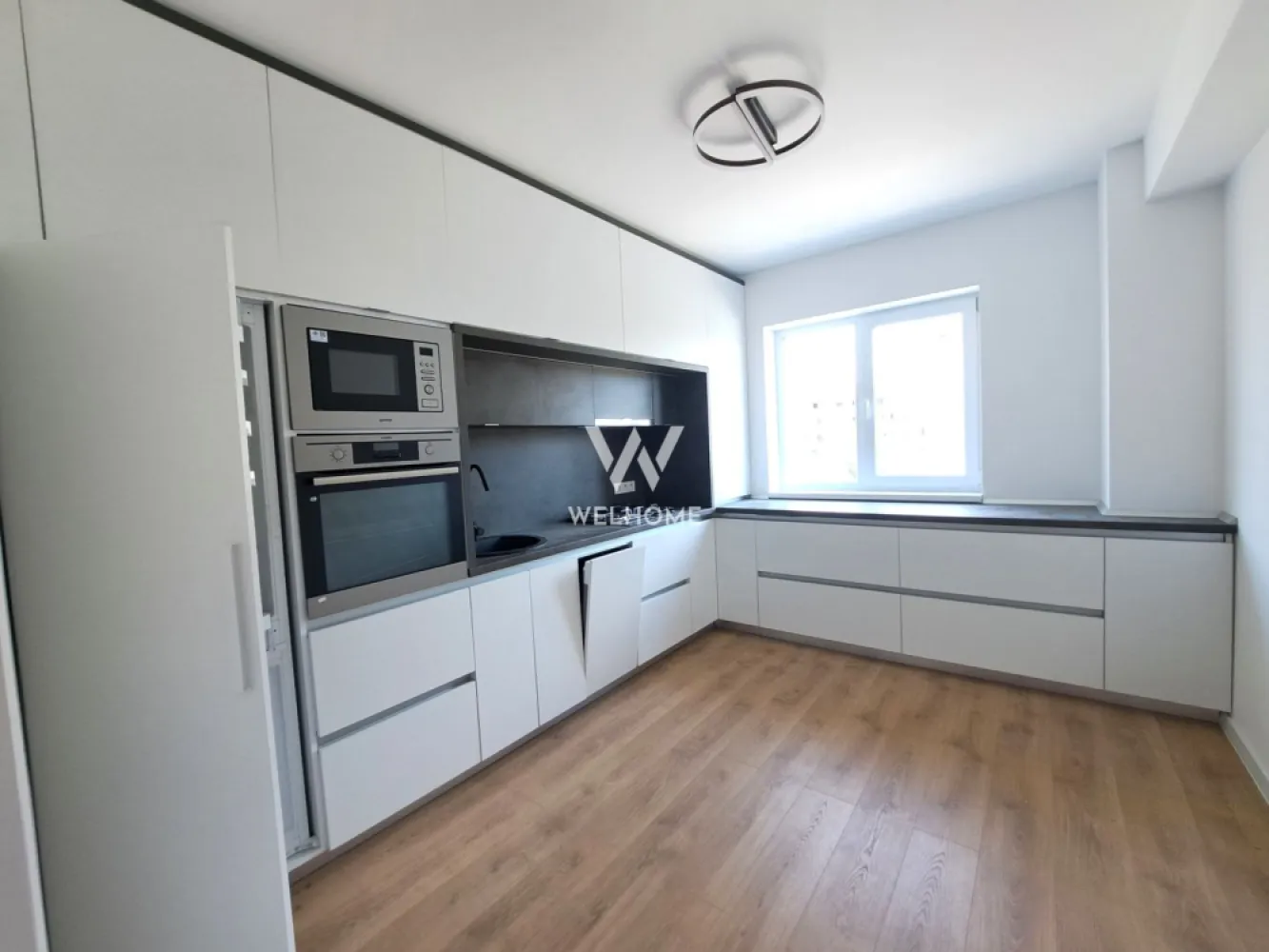 Apartament 2 camere Sibiu - imobil NOU - Apartament cu 2 camere - Sibiu, 10 minute de centru - zona rezidentiala noua destinata familiei Locuinta "La Cheie" - calitate, confort si spatii functionale Accesibilitate buna spre punctele de interes ale orasului, cat si autostrada sau Aeroport Apartament situat la parter inalt, imobil cu lift. 59,75 mp utili + 2 balcoane 5 mp si 3 mp Apartament decomandat - hol acces, bucatarie, living, baie, dormitor Livingul are balcon mare, iar dormitorul are balcon mai mic Pretul afisat este pentru Apartament SEMIFINISAT LA ALB - centrala termica Vaillant si incalzire in pardoseala, usa de intrare de metal, lavabila, geamuri termopan, instalatii electrice, termice si sanitare pe pozitie, gresie, parchet, usi, bai dotate 1 loc de parcare inclus! Optional - loc de parcare subteran 6000 euro Zona este placut organizata, cu spatii verzi, alei, parcari Apartament spatios si bine organizat Pret vanzare 114.850 Euro Tva Inclus }}