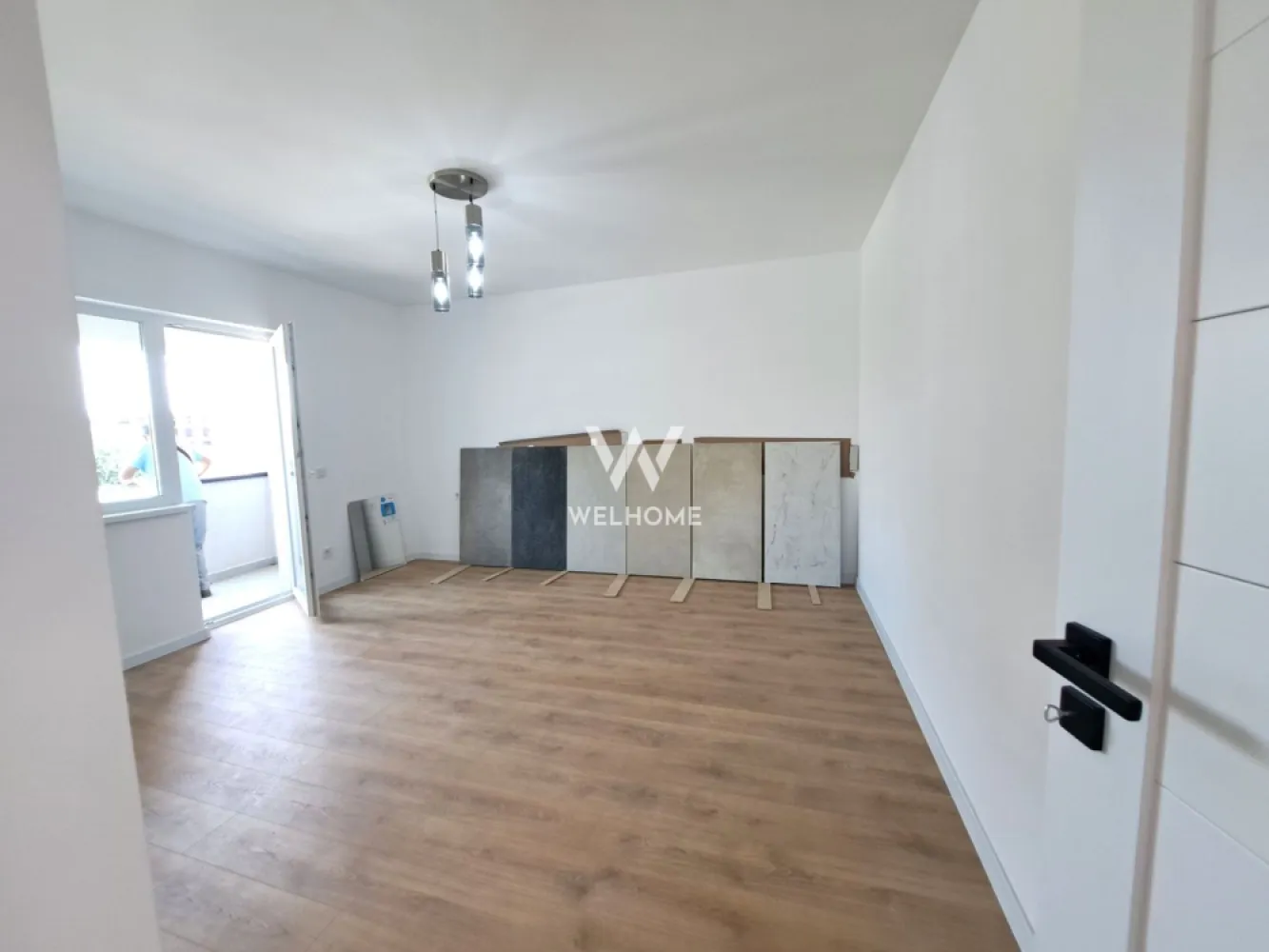 Apartament 2 camere Sibiu - imobil NOU - Apartament cu 2 camere - Sibiu, 10 minute de centru - zona rezidentiala noua destinata familiei Locuinta "La Cheie" - calitate, confort si spatii functionale Accesibilitate buna spre punctele de interes ale orasului, cat si autostrada sau Aeroport Apartament situat la parter inalt, imobil cu lift. 59,75 mp utili + 2 balcoane 5 mp si 3 mp Apartament decomandat - hol acces, bucatarie, living, baie, dormitor Livingul are balcon mare, iar dormitorul are balcon mai mic Pretul afisat este pentru Apartament SEMIFINISAT LA ALB - centrala termica Vaillant si incalzire in pardoseala, usa de intrare de metal, lavabila, geamuri termopan, instalatii electrice, termice si sanitare pe pozitie, gresie, parchet, usi, bai dotate 1 loc de parcare inclus! Optional - loc de parcare subteran 6000 euro Zona este placut organizata, cu spatii verzi, alei, parcari Apartament spatios si bine organizat Pret vanzare 114.850 Euro Tva Inclus }}