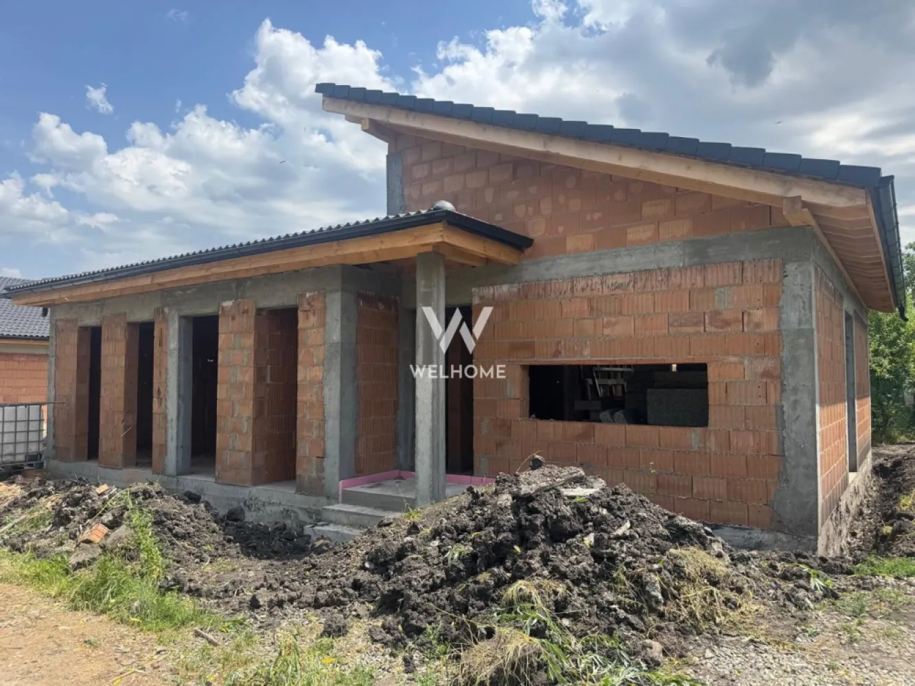 Casa individuala noua, deosebita - Parter -Sura Mica - Sibiu - Welhome Imobiliare va propune spre vanzare o casa individuala dispusa pe Parter in Sura Mica Proiect frumos si compartimentare utila. Compartimentare: - living cu bucatarie (se pot separa) - 47 mp - 3 dormitoare spatioase (unul cu baie si dressing propriu) - 2 bai - Hol - Camera tehnica Casa se preda la CHEIE EXTERIOR cu gard, poarta, pavaj; La ALB la INTERIOR bransata la apa, canalizare, energie electrica, gaze naturale Constructie din beton si caramida Porotherm, sarpanta din lemn si invelitoare din tigla Bramac, izolatie din polistiren de 15 cm grosime cu densitate 80. Termen de predare: August 2026. Pret: 214000 euro Se accepta plata din surse proprii si credit ipotecar. Telefon: 0753277310. }}