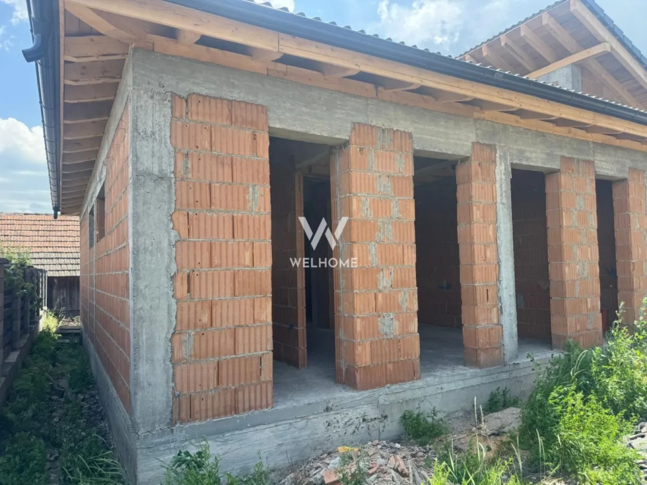 Casa individuala noua, deosebita - Parter -Sura Mica - Sibiu - Welhome Imobiliare va propune spre vanzare o casa individuala dispusa pe Parter in Sura Mica Proiect frumos si compartimentare utila. Compartimentare: - living cu bucatarie (se pot separa) - 47 mp - 3 dormitoare spatioase (unul cu baie si dressing propriu) - 2 bai - Hol - Camera tehnica Casa se preda la CHEIE EXTERIOR cu gard, poarta, pavaj; La ALB la INTERIOR bransata la apa, canalizare, energie electrica, gaze naturale Constructie din beton si caramida Porotherm, sarpanta din lemn si invelitoare din tigla Bramac, izolatie din polistiren de 15 cm grosime cu densitate 80. Termen de predare: August 2026. Pret: 214000 euro Se accepta plata din surse proprii si credit ipotecar. Telefon: 0753277310. }}