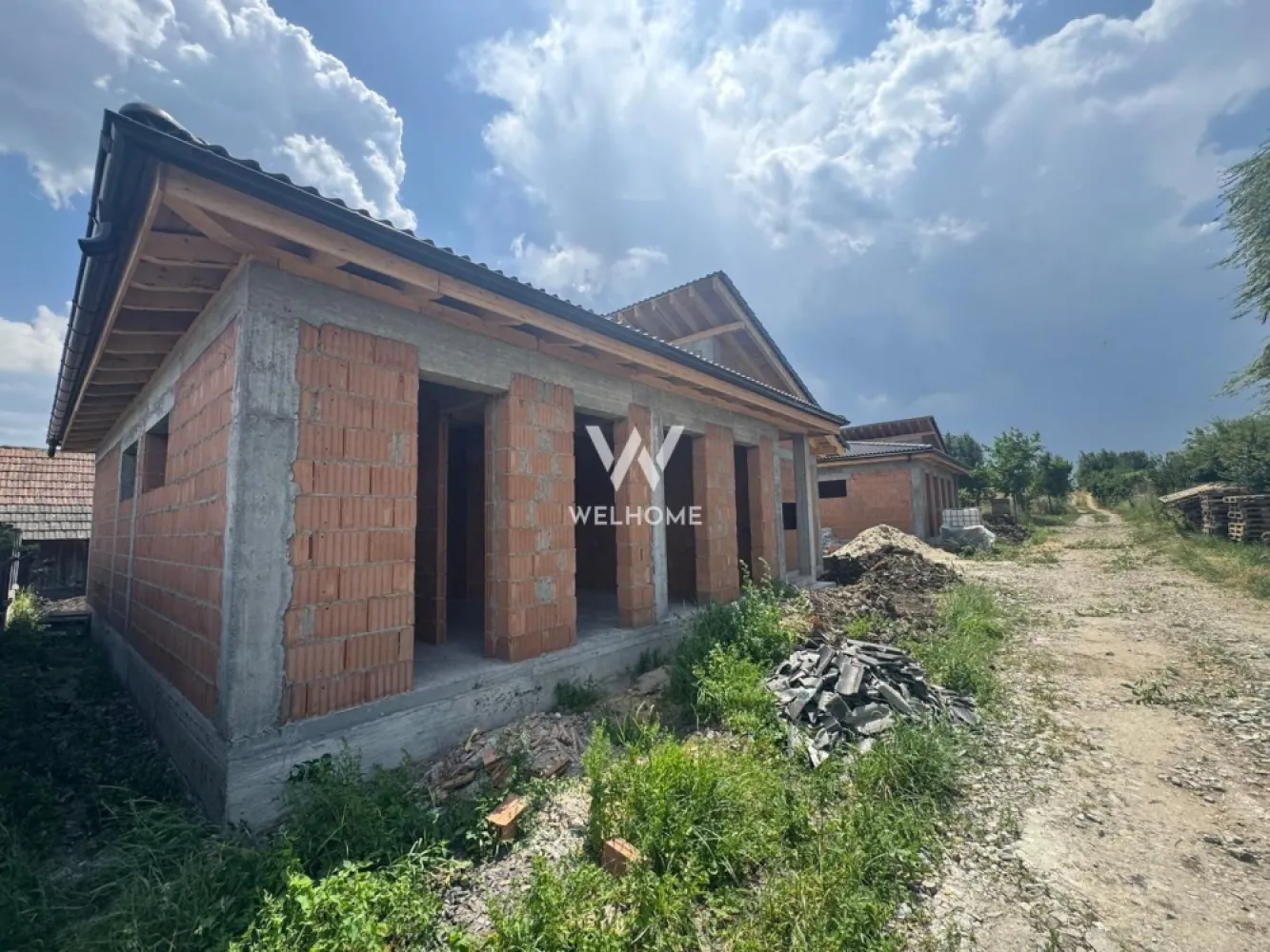 Casa individuala noua, deosebita - Parter -Sura Mica - Sibiu - Welhome Imobiliare va propune spre vanzare o casa individuala dispusa pe Parter in Sura Mica Proiect frumos si compartimentare utila. Compartimentare: - living cu bucatarie (se pot separa) - 47 mp - 3 dormitoare spatioase (unul cu baie si dressing propriu) - 2 bai - Hol - Camera tehnica Casa se preda la CHEIE EXTERIOR cu gard, poarta, pavaj; La ALB la INTERIOR bransata la apa, canalizare, energie electrica, gaze naturale Constructie din beton si caramida Porotherm, sarpanta din lemn si invelitoare din tigla Bramac, izolatie din polistiren de 15 cm grosime cu densitate 80. Termen de predare: August 2026. Pret: 214000 euro Se accepta plata din surse proprii si credit ipotecar. Telefon: 0753277310. }}