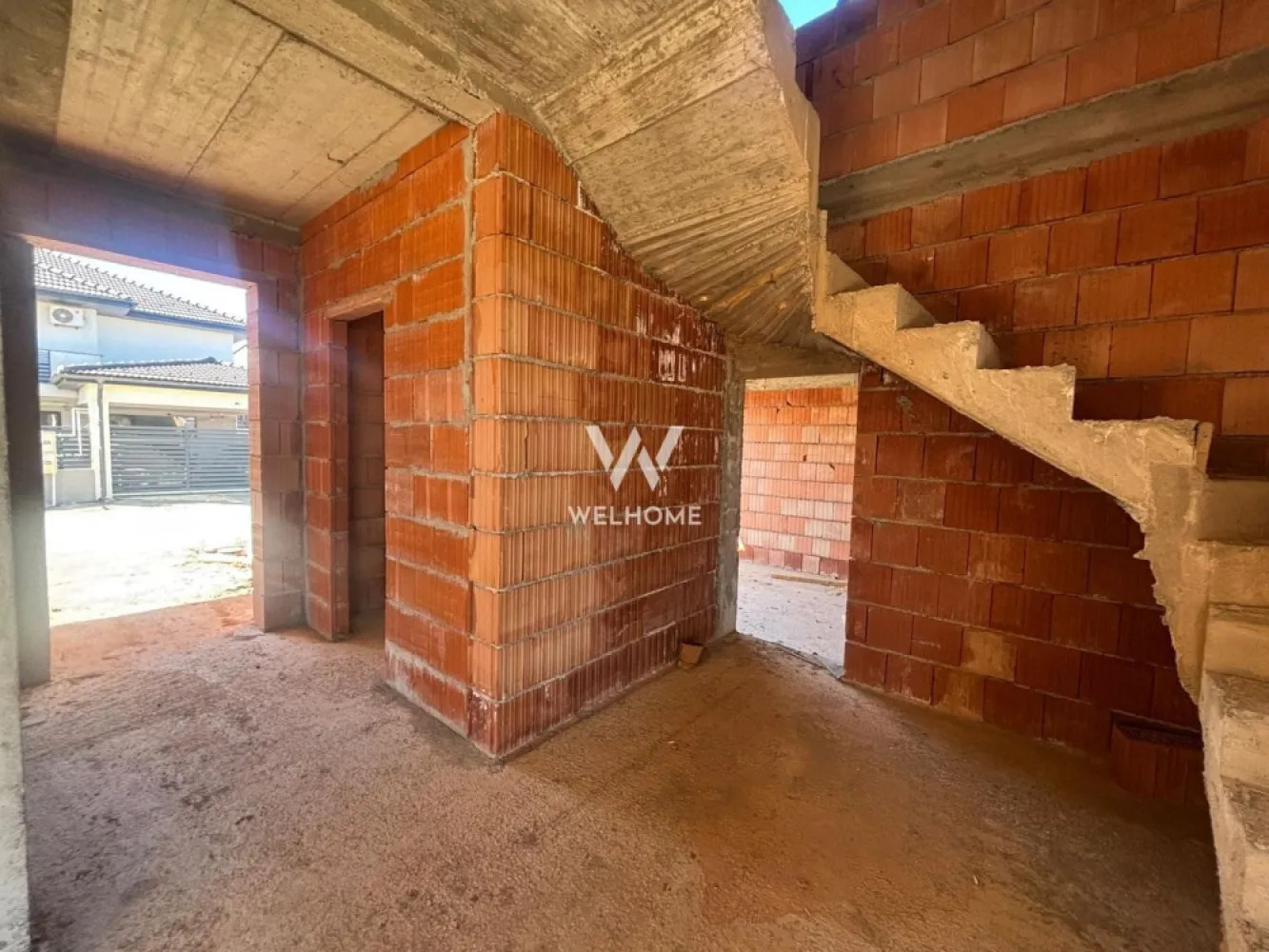 Casa MODERNA cu Garaj si teren 550mp - Locuinta individuala, cu 5 camere, Garaj si spatiu tehnic. Vine cu o suprafata utila de 145 mp si o compartimentare ideala. LA PARTER: - Hol de acces cu zona pentru papucar -Baie -Dormitor/ birou -Bucatarie separata -Living spatios cu acces in terasa care da in curtea din spate. Din zona de parter se face accesul si in garaj. LA ETAJ: - avem hol de acces -O baie mare destinata pentru 2 dintre dormitoare -Un dormitor matrimonial cu baie proprie si acces in balcon Tot de la etaj se poate face acces in pod unde poate fi folosit ca si spatiu de depozitare. Locuinta se preda cu toate utilitatile. LA EXTERIOR se preda LA CHEIE cu curtea nivelata, pavaj la acces auto si pietonal, gard si poarta. LA INTERIOR: Casa se preda LA ALB, cu centrala proprie si incalzire in pardoseala atat la parte cat si la etaj. Daca vrei sa stii mai multe detalii, contacteaza-ma. PRET: 270.000 EURO cu TVA INCLUS CONTACT: 0740029352 }}