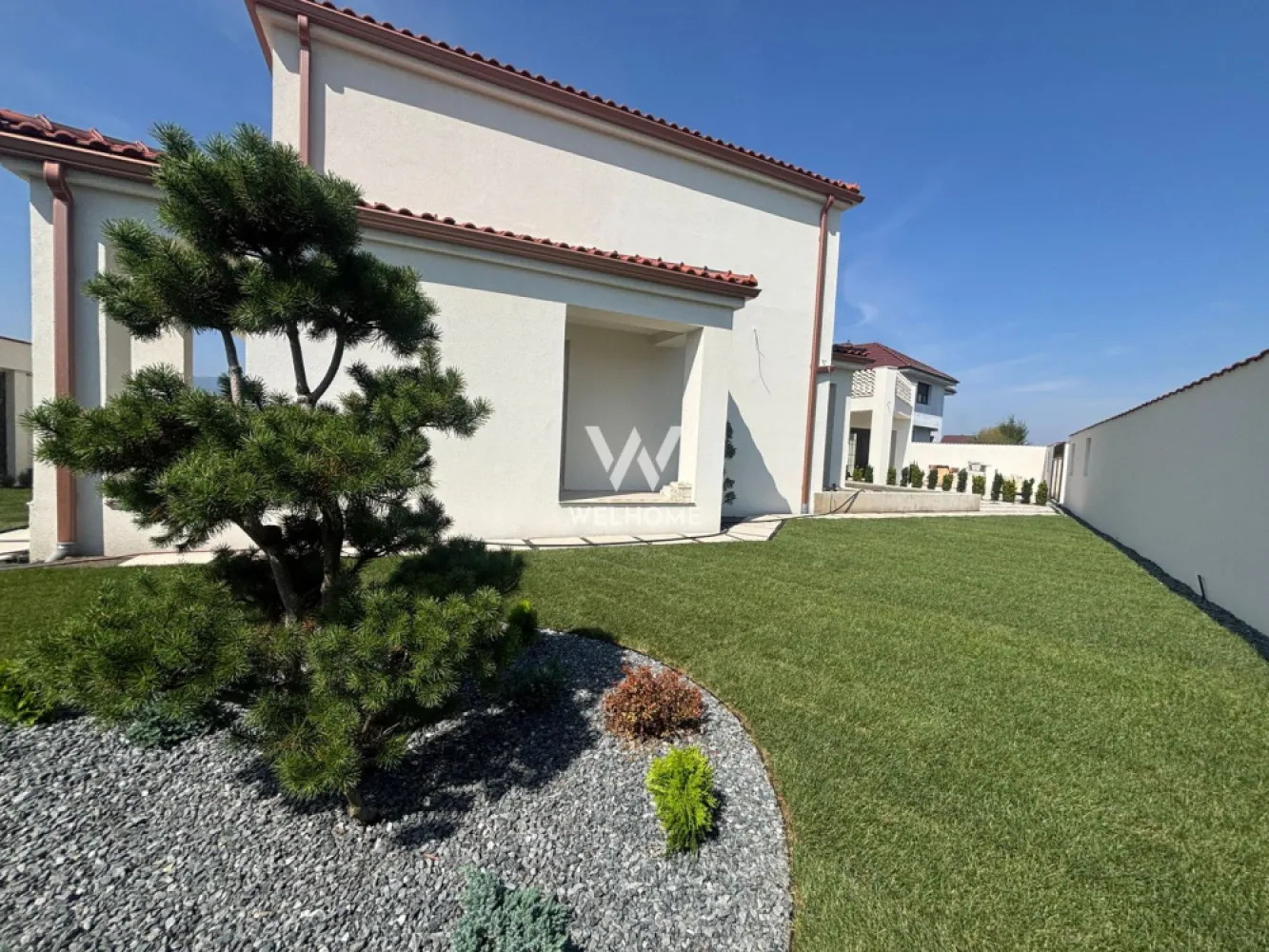 Vila EXCLUSIVISTA cu Piscina, Garaj si 3 Terase - Locuinta unde luxul se imbina cu linistea naturii! Amplasata pe un teren de 634mp, Aceasta casa a fost gandita ca fiecare incapare, sa iti ofere, confort si luminozitate. Vine cu suprafatele mari vitrate pentru a avea lumina naturala, datorita pozitiei pe soare a locuintei. Ca si compartimentare, cei 180 mp utili au fost distribuiti pe 2 niveluri. LA PARTER: Avem o terasa de 14.56 mp inainte de accesul in locuinta si un spatiu tehnic in exterior unde avem toate tablourile electrice. La intrare in casa avem: -hol de acces -spatiu tehnic - un domitor de 22,38 mp cu o baie proprie de 5,17 mp. -living cu bucatarie open space de 64mp ( bucataria are posibilitate de a fi inchisa) Din zona de zi ai acces intr-o terasa inchisa cu sticla de de 36mp si la piscina pozitionata pe soare. LA ETAJ: -hol de acces -un dormitor de 24,32 mp cu baie proprie de 6 mp -o baie -un dormitor de 12,16mp sau birou -un domitor matrimonial de 17 mp cu baie proprie si dressing ( baia+ dressing insumeaza 15mp) Din dormitorul matrimonial ai acces intr-o terasa mare de 53 mp pozitionata pe soare si cu o priveliste inedita. Ai acces in curte din 2 parti si dispui de un garaj in partea din spate a casei. Casa se preda cu toate utilitatile, sistem de ventilatie in toata casa, tripane, terasa de la parter inchisa cu sticla, piscina amenajata, curte la cheie: pavaj, gazon, plante decorative etc. Pe scurt aceasta casa se preda cu exteriorul LA CHEIE, iar la interior te asteapta pe tine sa iti pui amprenta. Alege sa locuieste intr-o casa inedita si spatioasa, iar vibe-ul din interior creaza-l tu. PRET: 380.000 EURO Locatie: Talmaciu, la doar 10 min de Sibiu. Se accepta orice metoda de plata. CONTACT: 0740029352-Ioana Larisa. }}