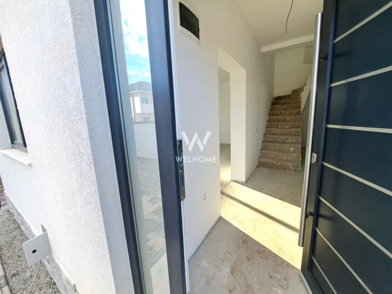 Casa MODERNA cu etaj RETRAS, zona Triajului, Selimbar - Casa cu design mediteranean, situata in zona strazii Triajului din Selimbar. - Suprafata utila: 138 mp utili + balcon + terasa de 18.75 mp - Suprafata teren: 215 mp Compartimentare: Parter: living spatios, bucatarie cu zona de luat masa, baie, camara/spatiul tehnic sub scari Etaj: 2 dormitoare, baie, un dressing spatios, balcon cu sticla securizata Etaj retras: dormitor, dressing, baie, o terasa tip logie de 18.75 mp - INTERIOR - LA ALB: centrala + incalzire in pardoseala pe toate nivele, usa la intrare, geamuri termopan, glet si lavabila pe pereti, sapa, toate instalatiile termice, electrice, sanitare pe pozitie. - EXTERIOR - LA CHEIE: complet amenajat, fatada, pavaj premium, gard, poarta pregatita pentru automatizare, gazon, terasa In curte se pot parca cu usurinta 2 masini Accesul la case s eface pe o strada pavata si cu iluminat public, frumos amenajata. (Proiect de case - casa nr 2) *Casa este in curs de executie. O parte dintre fotografii sunt cu titlu de prezentare, de la o casa identica. PRET: 260.000 EURO Se accepta plata cash sau cu credit ipotecar Informatii si vizionari: 0740029352-Ioana Larisa }}