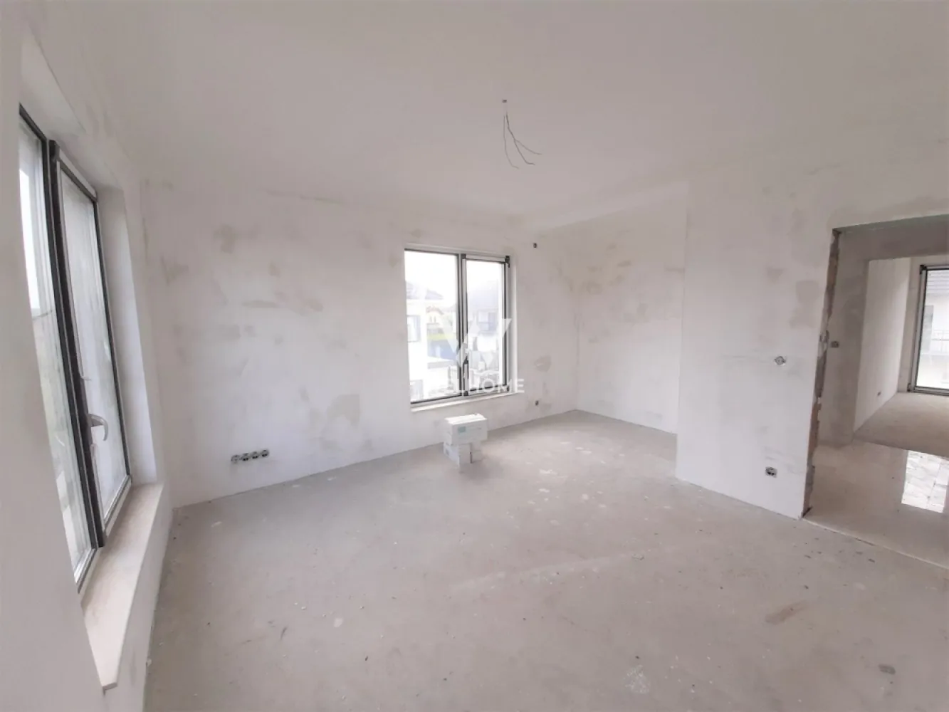 Casa MODERNA cu etaj RETRAS, zona Triajului, Selimbar - Casa cu design mediteranean, situata in zona strazii Triajului din Selimbar. - Suprafata utila: 138 mp utili + balcon + terasa de 18.75 mp - Suprafata teren: 215 mp Compartimentare: Parter: living spatios, bucatarie cu zona de luat masa, baie, camara/spatiul tehnic sub scari Etaj: 2 dormitoare, baie, un dressing spatios, balcon cu sticla securizata Etaj retras: dormitor, dressing, baie, o terasa tip logie de 18.75 mp - INTERIOR - LA ALB: centrala + incalzire in pardoseala pe toate nivele, usa la intrare, geamuri termopan, glet si lavabila pe pereti, sapa, toate instalatiile termice, electrice, sanitare pe pozitie. - EXTERIOR - LA CHEIE: complet amenajat, fatada, pavaj premium, gard, poarta pregatita pentru automatizare, gazon, terasa In curte se pot parca cu usurinta 2 masini Accesul la case s eface pe o strada pavata si cu iluminat public, frumos amenajata. (Proiect de case - casa nr 2) *Casa este in curs de executie. O parte dintre fotografii sunt cu titlu de prezentare, de la o casa identica. PRET: 260.000 EURO Se accepta plata cash sau cu credit ipotecar Informatii si vizionari: 0740029352-Ioana Larisa }}