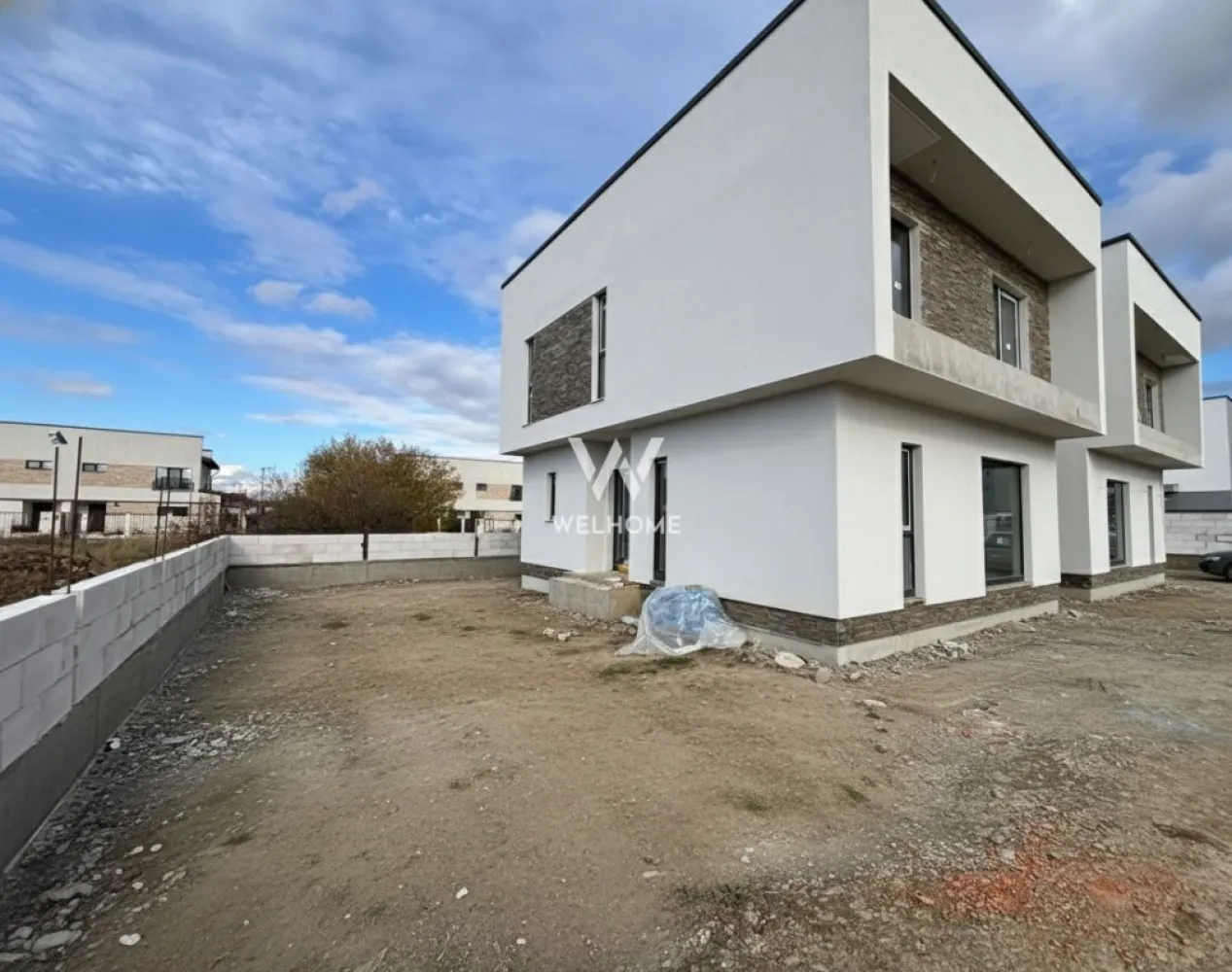 Casa design Modern in zona Triajului, Selimbar - Casa cu design MODERN cuplata prin casa scarii de o alta unitate. - Suprafata utila: 100 mp utili - Suprafata teren: 215 mp Compartimentare: Parter: living spatios cu loc de luas masa, bucatarie inchisa baie, camara/spatiul tehnic sub scari Etaj: 3 dormitoare, baie, un dressing spatios - INTERIOR - LA ALB: centrala + incalzire in pardoseala pe toate nivele, usa la intrare, geamuri termopan, glet si lavabila pe pereti, sapa, toate instalatiile termice, electrice, sanitare pe pozitie. - EXTERIOR - LA CHEIE: complet amenajat, fatada, pavaj premium, gard, poarta pregatita pentru automatizare, gazon, terasa In curte se pot parca cu usurinta 2 masini Strazi asfaltate, iluminate, in apropiere magazine. Casa este in curs de executie. PRET: 235.000 EURO cu tva inclus. Se accepta plata cash sau credit ipotecar Informatii si vizionari: 0740029352- Ioana Larisa }}