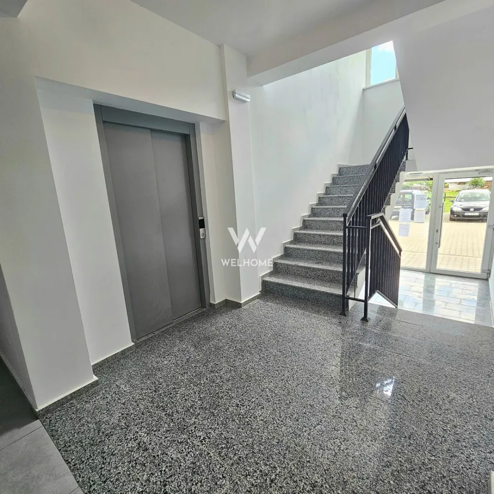 Apartament 3 camere decomandate Selimbar - Apartament 3 camere decomandate, zona Pictor Brana din Selimbar - Suprafata utila: 71 mp + terasa 8 mp+ balcon de 3.4 mp - Compartimentare: hol, Living spatios, 2 dormitoare, bucatarie inchisa, 2 bai - Imobil dotat cu lift, regim de inaltime P+3 Etaje si Pod - Interior semifinisat: pereti tencuiti, glutuiti, sapa pe pardosea, usa intrare metalica, geamuri termopan 3 foi de sticla, 3 garnituri, centrala termica in condensare cu incalzire in pardosea, instalatii electrice pana la faza de doza, balcon placat cu gresie si balustrade fier forjat. - Exterior bloc - izolatie de 10 cm si decorativa, alei pavate, iluminat, camere supraveghere, spatii verzi si loc de joaca pentru copii - Imobilul se vinde cu boxa depozitare (in POD) si un loc de parcare, incluse in pret Pozele sunt cu titlu de prezentare! PRET: 149.000 Euro }}