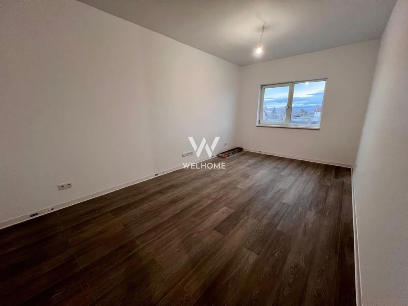 Apartament 3 camere decomandate Selimbar - Apartament 3 camere decomandate, zona Pictor Brana din Selimbar - Suprafata utila: 71 mp + terasa 8 mp+ balcon de 3.4 mp - Compartimentare: hol, Living spatios, 2 dormitoare, bucatarie inchisa, 2 bai - Imobil dotat cu lift, regim de inaltime P+3 Etaje si Pod - Interior semifinisat: pereti tencuiti, glutuiti, sapa pe pardosea, usa intrare metalica, geamuri termopan 3 foi de sticla, 3 garnituri, centrala termica in condensare cu incalzire in pardosea, instalatii electrice pana la faza de doza, balcon placat cu gresie si balustrade fier forjat. - Exterior bloc - izolatie de 10 cm si decorativa, alei pavate, iluminat, camere supraveghere, spatii verzi si loc de joaca pentru copii - Imobilul se vinde cu boxa depozitare (in POD) si un loc de parcare, incluse in pret Pozele sunt cu titlu de prezentare! PRET: 149.000 Euro }}