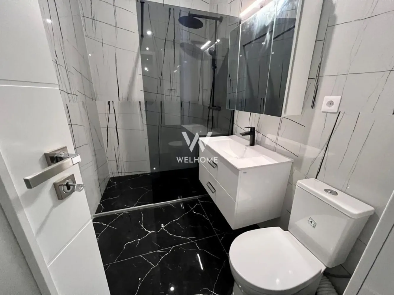 Apartament 3 camere decomandate Selimbar - Apartament 3 camere decomandate, zona Pictor Brana din Selimbar - Suprafata utila: 71 mp + terasa 8 mp+ balcon de 3.4 mp - Compartimentare: hol, Living spatios, 2 dormitoare, bucatarie inchisa, 2 bai - Imobil dotat cu lift, regim de inaltime P+3 Etaje si Pod - Interior semifinisat: pereti tencuiti, glutuiti, sapa pe pardosea, usa intrare metalica, geamuri termopan 3 foi de sticla, 3 garnituri, centrala termica in condensare cu incalzire in pardosea, instalatii electrice pana la faza de doza, balcon placat cu gresie si balustrade fier forjat. - Exterior bloc - izolatie de 10 cm si decorativa, alei pavate, iluminat, camere supraveghere, spatii verzi si loc de joaca pentru copii - Imobilul se vinde cu boxa depozitare (in POD) si un loc de parcare, incluse in pret Pozele sunt cu titlu de prezentare! PRET: 149.000 Euro }}