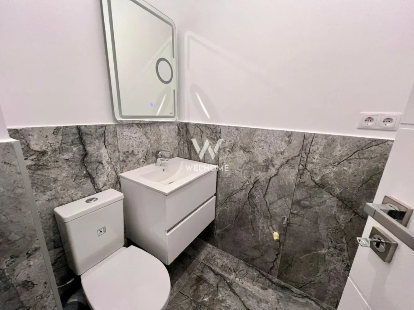 Apartament 3 camere decomandate Selimbar - Apartament 3 camere decomandate, zona Pictor Brana din Selimbar - Suprafata utila: 71 mp + terasa 8 mp+ balcon de 3.4 mp - Compartimentare: hol, Living spatios, 2 dormitoare, bucatarie inchisa, 2 bai - Imobil dotat cu lift, regim de inaltime P+3 Etaje si Pod - Interior semifinisat: pereti tencuiti, glutuiti, sapa pe pardosea, usa intrare metalica, geamuri termopan 3 foi de sticla, 3 garnituri, centrala termica in condensare cu incalzire in pardosea, instalatii electrice pana la faza de doza, balcon placat cu gresie si balustrade fier forjat. - Exterior bloc - izolatie de 10 cm si decorativa, alei pavate, iluminat, camere supraveghere, spatii verzi si loc de joaca pentru copii - Imobilul se vinde cu boxa depozitare (in POD) si un loc de parcare, incluse in pret Pozele sunt cu titlu de prezentare! PRET: 149.000 Euro }}