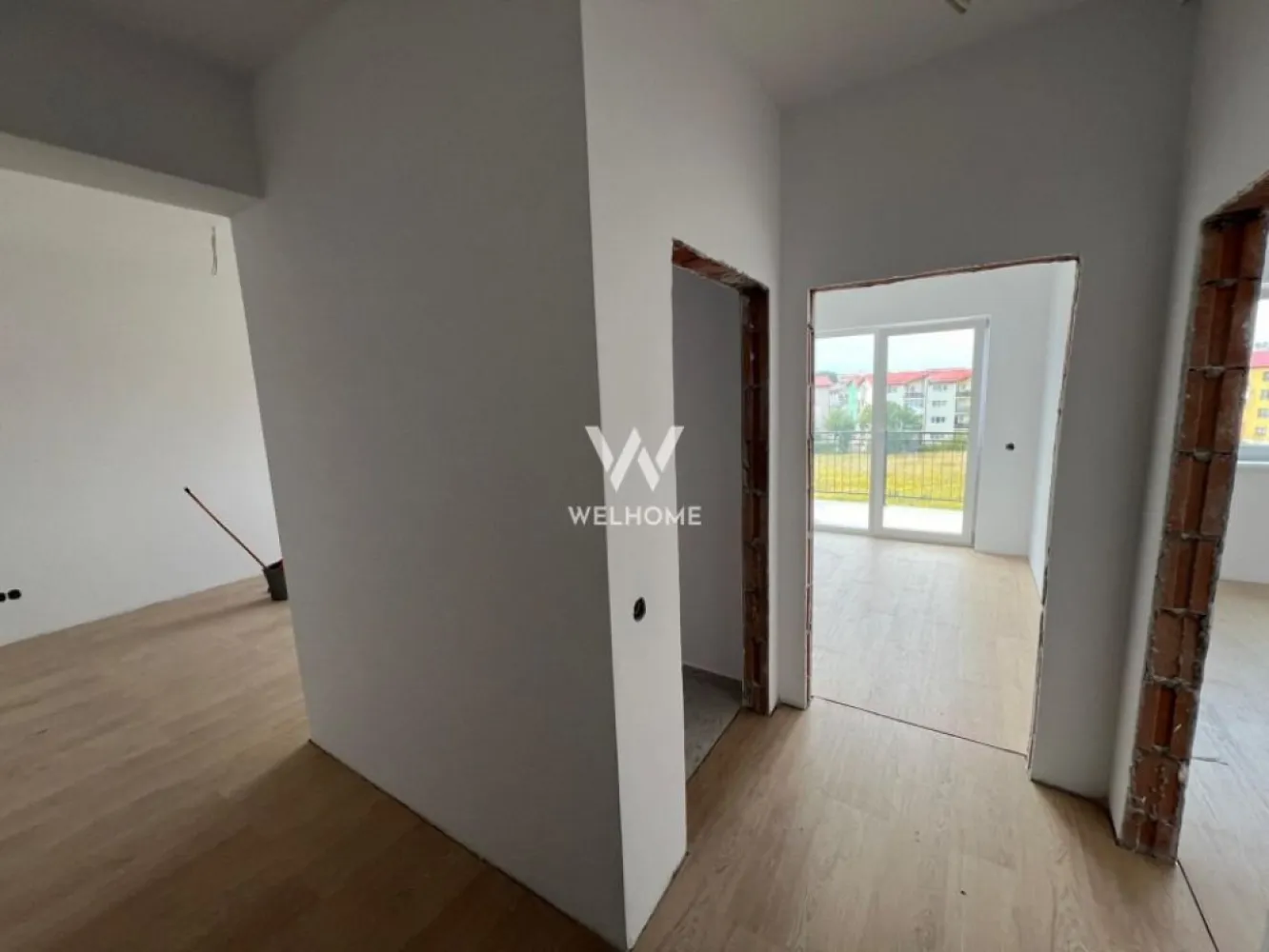 Studio, proiect nou - Selimbar/Sibiu - Apartament tip Studio zona Pictor Brana, la cateva minute de Shopping City Sibiu - Suprafata utila: 41 mp + balcon de 3.4 mp - Compartimentare: hol, camera de zi, bucatarie separata, baie - Imobil dotat cu lift, regim de inaltime P+3Etaje si Pod - Interior semifinisat: pereti tencuiti, glutuiti, sapa pe pardosea, usa intrare metalica, geamuri termopan 3 foi de sticla, 3 garnituri, centrala termica in condensare cu incalzire in pardosea, instalatii electrice pana la faza de doza, balcon placat cu gresie si balustrade fier forjat. - Exterior bloc - izolatie de 10 si decorativa, alei pavate, iluminat, camere supraveghere, spatii verzi si loc de joaca pentru copii - 1 loc de parcare este inclus in pretul locuintei. - Zona in dezvoltare, placut amenajata, accesibila din sensuri variate - Stefan cel Mare, Octavian Goga sau Nicolae Brana. - Facilitati in apropiere - centre educationale, sportive, medicale, estetice, magazine, etc Proiect NOU, cu raport bun pret - calitate, alegerea perfecta pentru noua ta casa. Termenul de receptie al ultimului boc: 2025 PRET: 79.000 euro }}