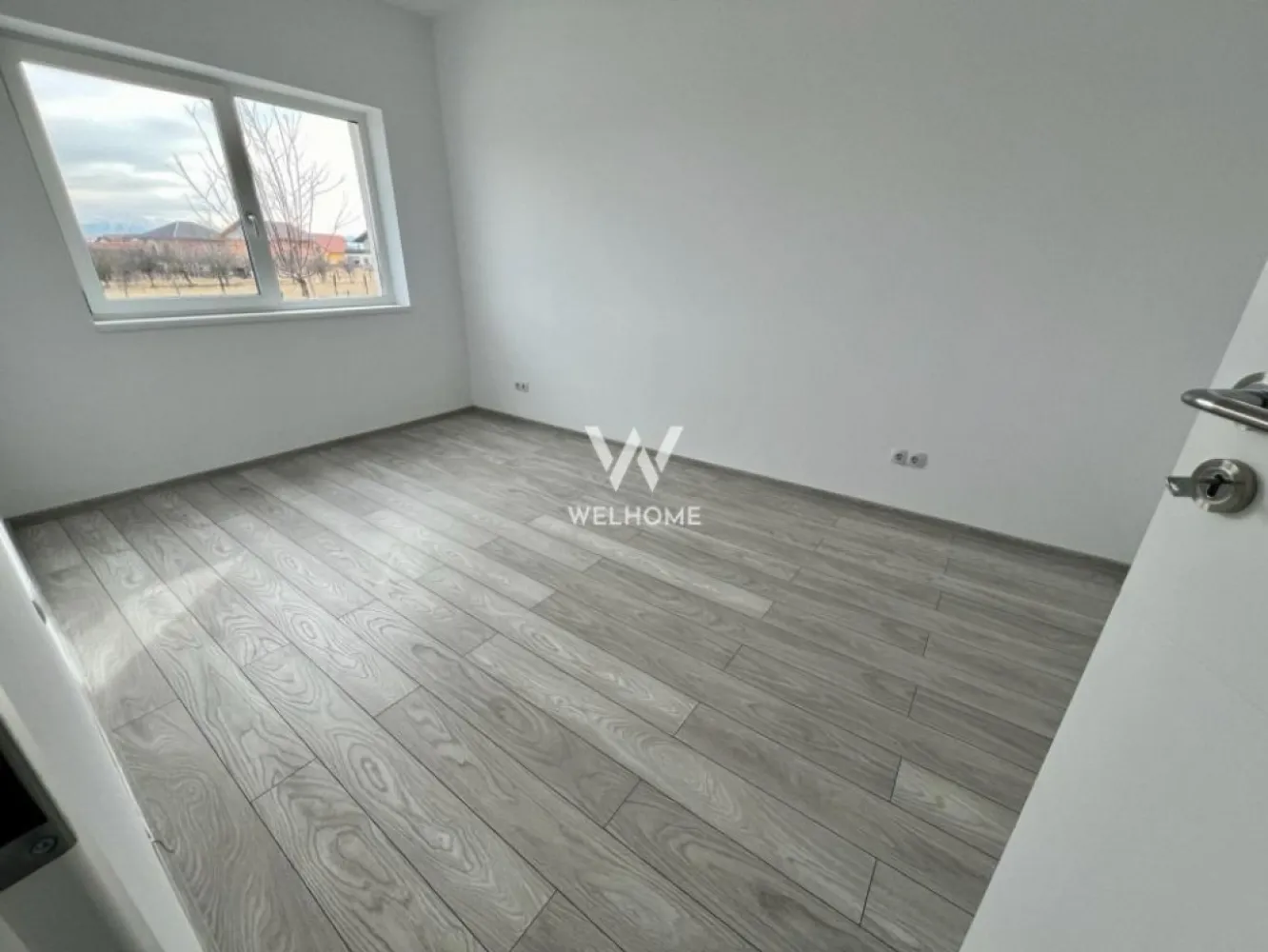 Studio, proiect nou - Selimbar/Sibiu - Apartament tip Studio zona Pictor Brana, la cateva minute de Shopping City Sibiu - Suprafata utila: 41 mp + balcon de 3.4 mp - Compartimentare: hol, camera de zi, bucatarie separata, baie - Imobil dotat cu lift, regim de inaltime P+3Etaje si Pod - Interior semifinisat: pereti tencuiti, glutuiti, sapa pe pardosea, usa intrare metalica, geamuri termopan 3 foi de sticla, 3 garnituri, centrala termica in condensare cu incalzire in pardosea, instalatii electrice pana la faza de doza, balcon placat cu gresie si balustrade fier forjat. - Exterior bloc - izolatie de 10 si decorativa, alei pavate, iluminat, camere supraveghere, spatii verzi si loc de joaca pentru copii - 1 loc de parcare este inclus in pretul locuintei. - Zona in dezvoltare, placut amenajata, accesibila din sensuri variate - Stefan cel Mare, Octavian Goga sau Nicolae Brana. - Facilitati in apropiere - centre educationale, sportive, medicale, estetice, magazine, etc Proiect NOU, cu raport bun pret - calitate, alegerea perfecta pentru noua ta casa. Termenul de receptie al ultimului boc: 2025 PRET: 79.000 euro }}