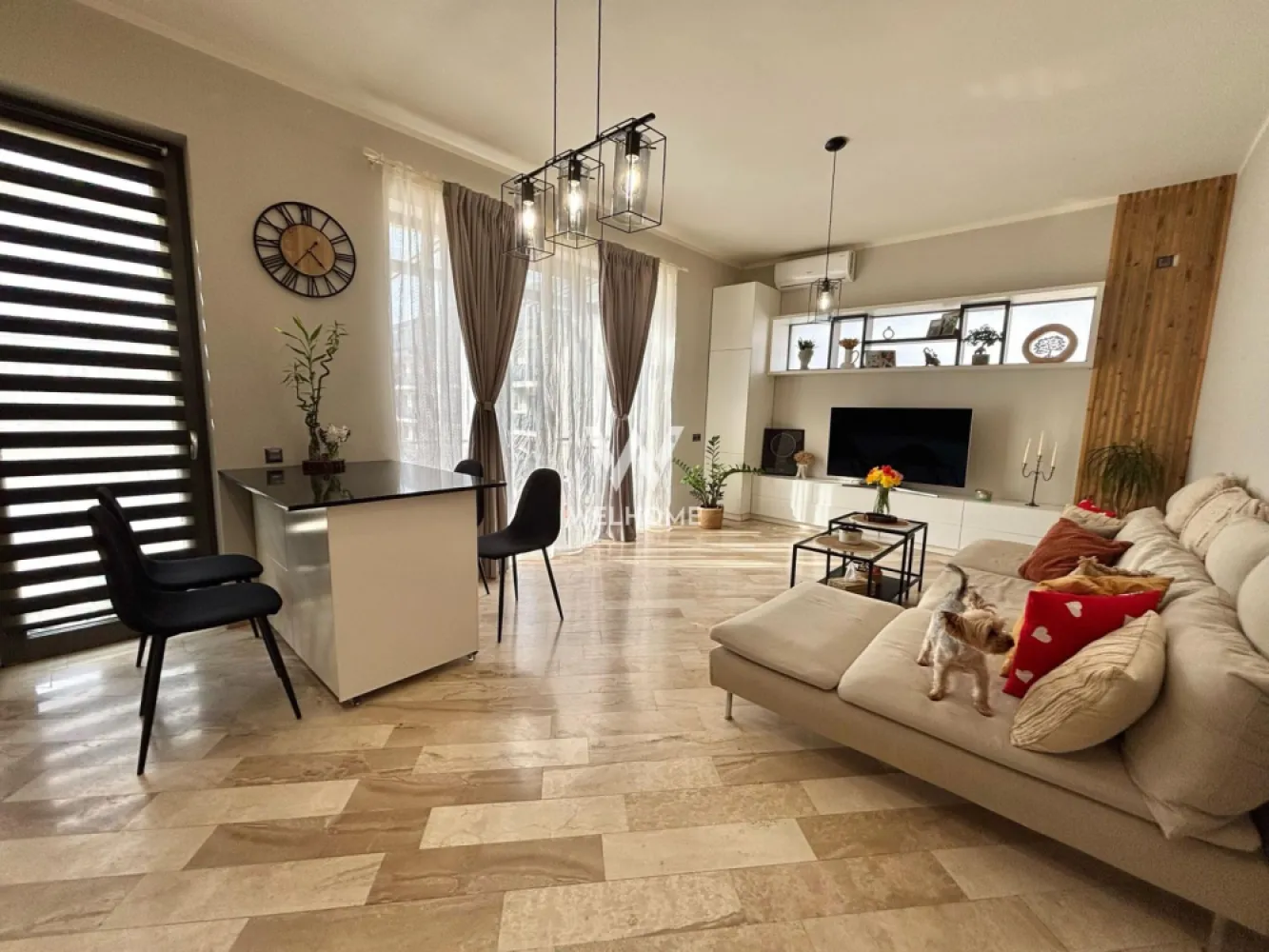 CONFORT la standarde inalte! Penthouse deosebit pe 2 niveluri zona Shopping City - Penthouse modern la VILĂ cu terasă generoasă în Șelimbăr - Suprafață utilă: 81.85 mp, + 2 terase care însumează 61mp Compartimentare: Nivel 1: Antreu, living spațios cu bucătărie deschisă, dormitor matrimonial, dressing/spațiu de depozitare, baie cu geam și o terasă de 15 mp. Nivel 2: Dormitor, baie și o terasă intimă de 47 mp. Totodată pe terasă ai la dispozitie o bucatarie de vară, un loc perfect pentru momente de relaxare și distracție alături de cei dragi. Imobilul beneficiază de acces separat, fiind repartizat pe 2 etaje/niveluri, alături de 2 locuri de parcare situate chiar în fața vilei. Finisat cu materiale de înaltă calitate, penthouse-ul se vinde complet mobilat, exact așa cum se observă în poze. Apartamentul este dotat cu aer condiționat și incăzire in pardoseală. Situat într-o zonă accesibilă și liniștită, in apropiere de centre comerciale, transport în comun, școli, restaurante etc. IDEAL pentru cei care caută un stil de viață modern și confortabil. Pret: 212.000 Euro Negociabil Detalii la telefon: 0747.639.802 }}