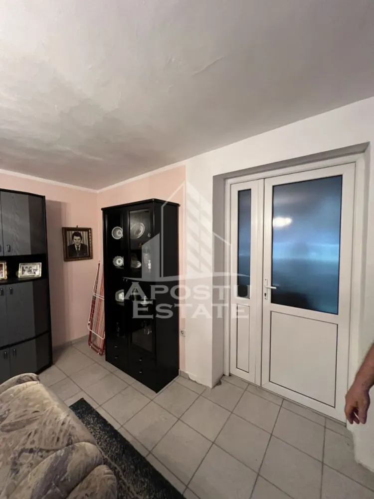 De vânzare casuta cu o pozitie extraordinara în zona Mehala Timisoara - Apostu Estate va propune spre vanzare o casa bine intretinuta cu o pozitie foarte buna aproape de catedrala din Mehala.
Casa poate fi impartita in doua apartamente. Casa de la strada e compartimentata in living, dormitor, camera, bucatarie, baie, iar casa din spate, ar avea alte trei incaperi care s-ar putea amenaja dupa cum se doreste.

Terenul este de 465 mp cu FS 11,5 ml, dar posibil sa existe o posibilitate de extindere a frontului stradal.

Pentru vizionare si vizionare va stau cu drag la dispoziție.