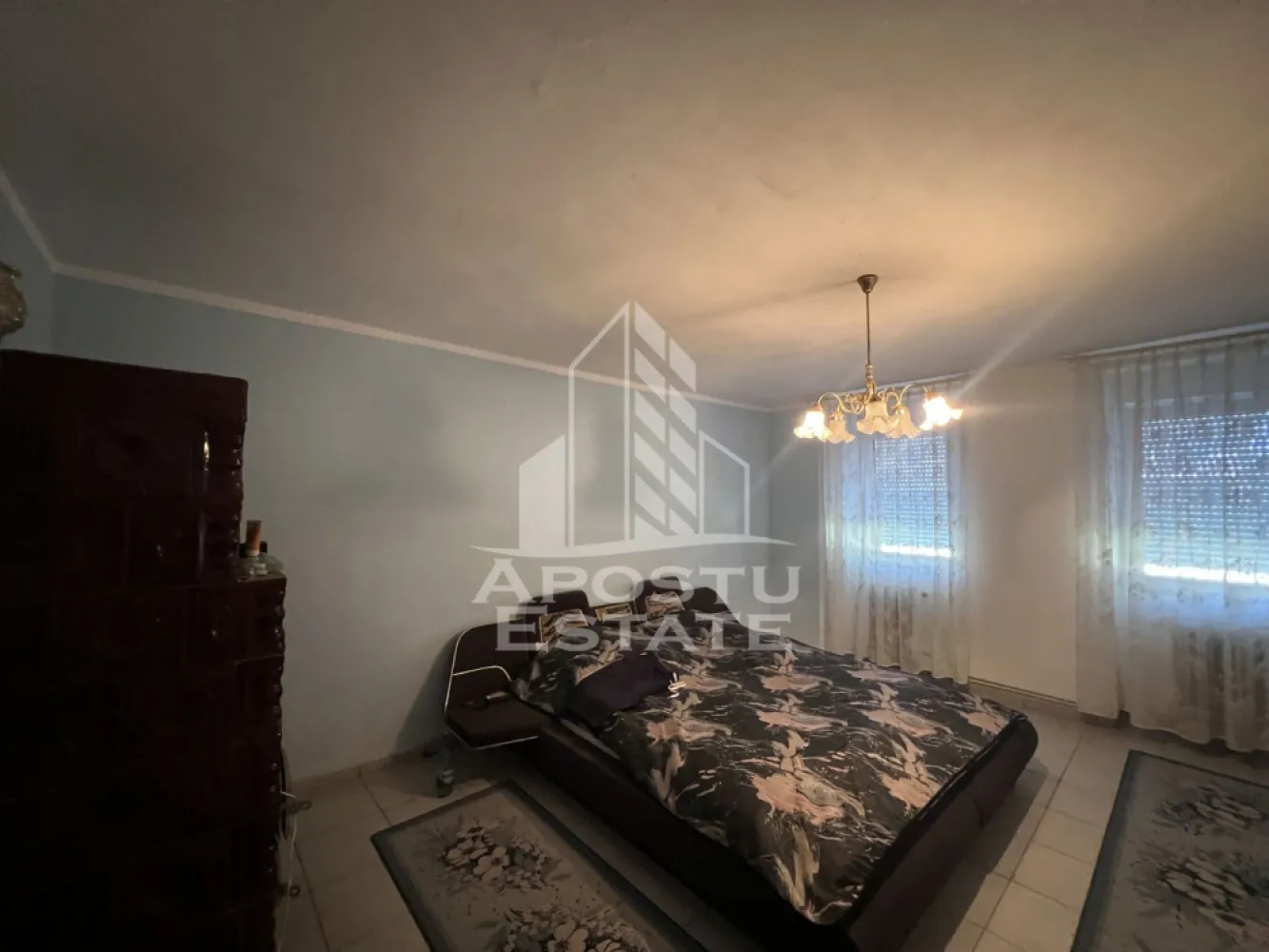 De vânzare casuta cu o pozitie extraordinara în zona Mehala Timisoara - Apostu Estate va propune spre vanzare o casa bine intretinuta cu o pozitie foarte buna aproape de catedrala din Mehala.
Casa poate fi impartita in doua apartamente. Casa de la strada e compartimentata in living, dormitor, camera, bucatarie, baie, iar casa din spate, ar avea alte trei incaperi care s-ar putea amenaja dupa cum se doreste.

Terenul este de 465 mp cu FS 11,5 ml, dar posibil sa existe o posibilitate de extindere a frontului stradal.

Pentru vizionare si vizionare va stau cu drag la dispoziție.