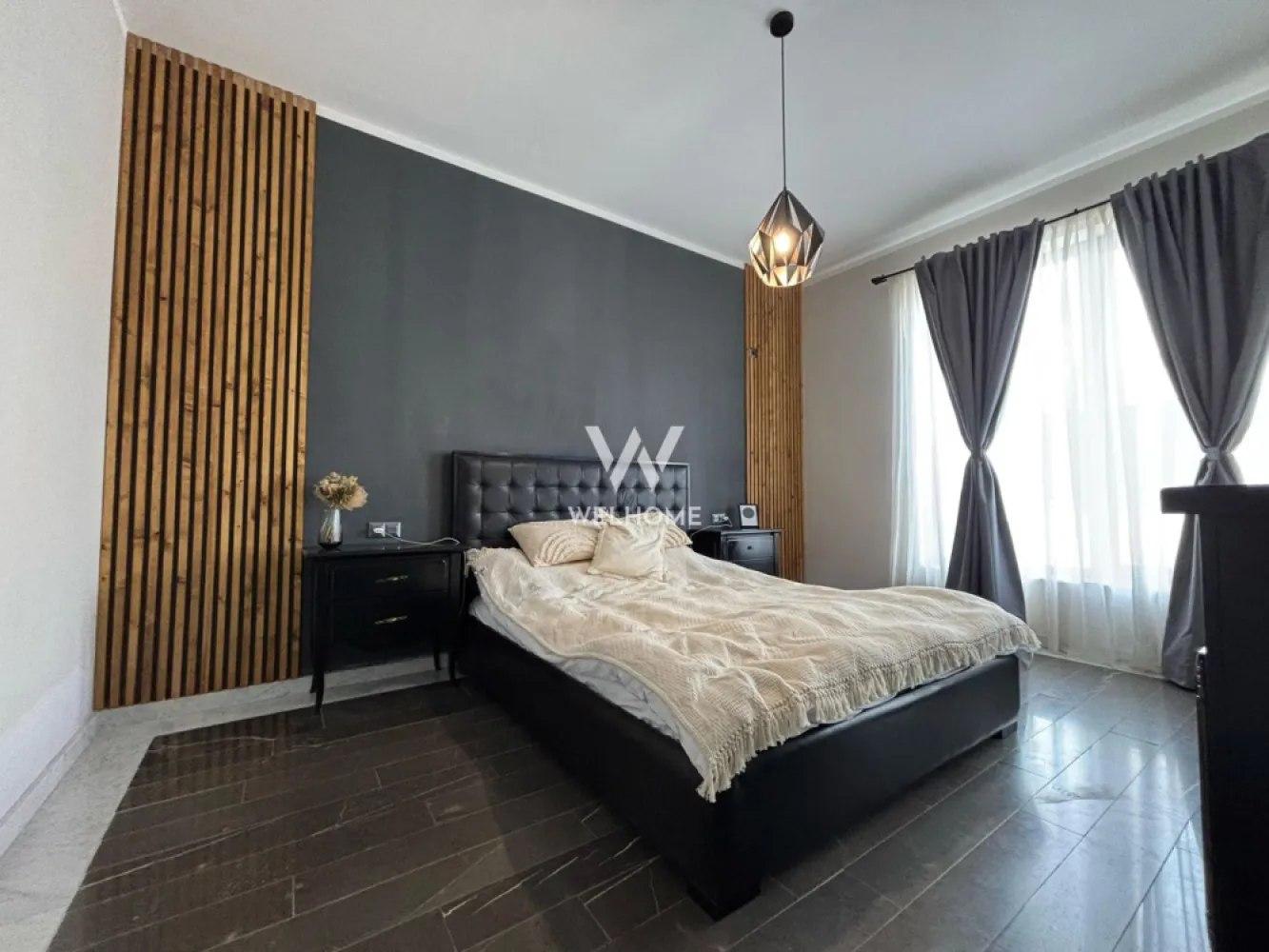 CONFORT la standarde inalte! Penthouse deosebit pe 2 niveluri zona Shopping City - Penthouse modern la VILĂ cu terasă generoasă în Șelimbăr - Suprafață utilă: 81.85 mp, + 2 terase care însumează 61mp Compartimentare: Nivel 1: Antreu, living spațios cu bucătărie deschisă, dormitor matrimonial, dressing/spațiu de depozitare, baie cu geam și o terasă de 15 mp. Nivel 2: Dormitor, baie și o terasă intimă de 47 mp. Totodată pe terasă ai la dispozitie o bucatarie de vară, un loc perfect pentru momente de relaxare și distracție alături de cei dragi. Imobilul beneficiază de acces separat, fiind repartizat pe 2 etaje/niveluri, alături de 2 locuri de parcare situate chiar în fața vilei. Finisat cu materiale de înaltă calitate, penthouse-ul se vinde complet mobilat, exact așa cum se observă în poze. Apartamentul este dotat cu aer condiționat și incăzire in pardoseală. Situat într-o zonă accesibilă și liniștită, in apropiere de centre comerciale, transport în comun, școli, restaurante etc. IDEAL pentru cei care caută un stil de viață modern și confortabil. Pret: 212.000 Euro Negociabil Detalii la telefon: 0747.639.802 }}