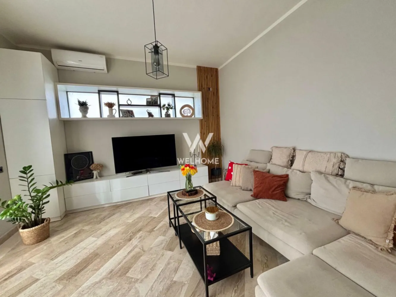 CONFORT la standarde inalte! Penthouse deosebit pe 2 niveluri zona Shopping City - Penthouse modern la VILĂ cu terasă generoasă în Șelimbăr - Suprafață utilă: 81.85 mp, + 2 terase care însumează 61mp Compartimentare: Nivel 1: Antreu, living spațios cu bucătărie deschisă, dormitor matrimonial, dressing/spațiu de depozitare, baie cu geam și o terasă de 15 mp. Nivel 2: Dormitor, baie și o terasă intimă de 47 mp. Totodată pe terasă ai la dispozitie o bucatarie de vară, un loc perfect pentru momente de relaxare și distracție alături de cei dragi. Imobilul beneficiază de acces separat, fiind repartizat pe 2 etaje/niveluri, alături de 2 locuri de parcare situate chiar în fața vilei. Finisat cu materiale de înaltă calitate, penthouse-ul se vinde complet mobilat, exact așa cum se observă în poze. Apartamentul este dotat cu aer condiționat și incăzire in pardoseală. Situat într-o zonă accesibilă și liniștită, in apropiere de centre comerciale, transport în comun, școli, restaurante etc. IDEAL pentru cei care caută un stil de viață modern și confortabil. Pret: 212.000 Euro Negociabil Detalii la telefon: 0747.639.802 }}