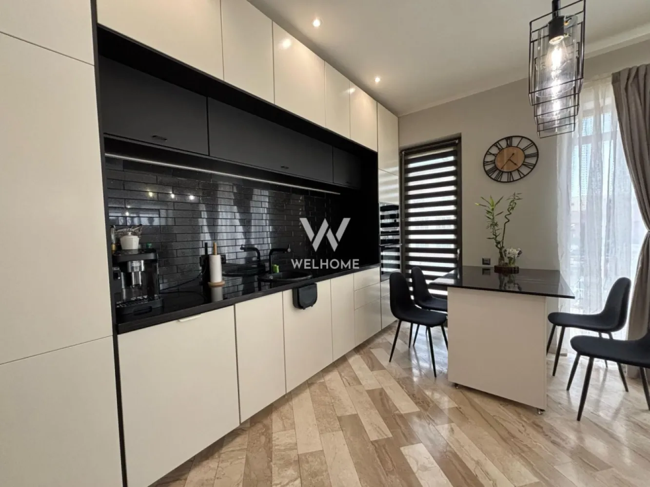 CONFORT la standarde inalte! Penthouse deosebit pe 2 niveluri zona Shopping City - Penthouse modern la VILĂ cu terasă generoasă în Șelimbăr - Suprafață utilă: 81.85 mp, + 2 terase care însumează 61mp Compartimentare: Nivel 1: Antreu, living spațios cu bucătărie deschisă, dormitor matrimonial, dressing/spațiu de depozitare, baie cu geam și o terasă de 15 mp. Nivel 2: Dormitor, baie și o terasă intimă de 47 mp. Totodată pe terasă ai la dispozitie o bucatarie de vară, un loc perfect pentru momente de relaxare și distracție alături de cei dragi. Imobilul beneficiază de acces separat, fiind repartizat pe 2 etaje/niveluri, alături de 2 locuri de parcare situate chiar în fața vilei. Finisat cu materiale de înaltă calitate, penthouse-ul se vinde complet mobilat, exact așa cum se observă în poze. Apartamentul este dotat cu aer condiționat și incăzire in pardoseală. Situat într-o zonă accesibilă și liniștită, in apropiere de centre comerciale, transport în comun, școli, restaurante etc. IDEAL pentru cei care caută un stil de viață modern și confortabil. Pret: 212.000 Euro Negociabil Detalii la telefon: 0747.639.802 }}