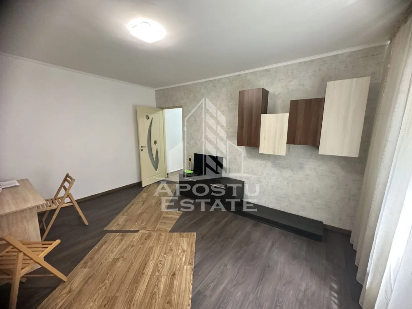 Apartament cu 2 camere, zona Girocului, 42 mp, Centrala proprie - Agentia imobiliara APOSTU ESTATE va propune spre vanzare un apartament cu 2 camere, in zona Calea Giroculuii din Timisoara, judetul Timis, o zona apreciata pentru accesul facil catre mijloacele de transport, centre comerciale si numeroase puncte de interes.    

Locuinta are o suprafata utila de 42 mp.

    Compartimentare eficienta:     
-Hol de acces.
  -Bucatarie inchisa, mobilata si utilata.
  -Living room luminos, mobilat.
-Dormitor matrimonial, mobilat.
-Baie dotata cu cada si aerisire naturala.

    Dotari si beneficii:
    -Incalzire prin centrala proprie.
-Se vinde complet mobilat si utilat.
-Geamuri termopan.  
-Usa metalica la intrare.  
-Disponibil imediat.    

Pozitie excelenta:    

-acces rapid catre mijloacele de transport in comun.  -in apropiere de magazine, farmacii, banci, liceu, gradinita si alte facilitati.  
-conexiune facila catre principalele artere ale orasului.  
-Apartamentul este ideal atat pentru locuinta proprie, cat si pentru investitie, datorita amplasarii avantajoase si a costurilor reduse de exploatare.    

Pretul este negociabil.

    Agentia imobiliara Apostu Estate va ofera consultanta bancara gratuita prin intermediul colaboratorilor nostri pentru alegerea celui mai potrivit tip de credit, astfel incat tu sa devii noul proprietar al acestei proprietati.

    Va asteptam cu drag la o vizionare!   ID intern: CP3210004