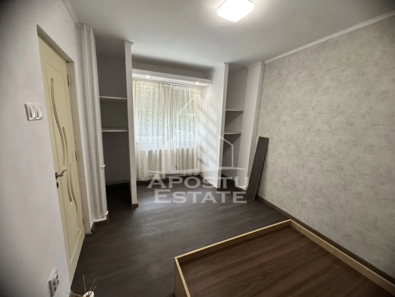 Apartament cu 2 camere, zona Girocului, 42 mp, Centrala proprie - Agentia imobiliara APOSTU ESTATE va propune spre vanzare un apartament cu 2 camere, in zona Calea Giroculuii din Timisoara, judetul Timis, o zona apreciata pentru accesul facil catre mijloacele de transport, centre comerciale si numeroase puncte de interes.    

Locuinta are o suprafata utila de 42 mp.

    Compartimentare eficienta:     
-Hol de acces.
  -Bucatarie inchisa, mobilata si utilata.
  -Living room luminos, mobilat.
-Dormitor matrimonial, mobilat.
-Baie dotata cu cada si aerisire naturala.

    Dotari si beneficii:
    -Incalzire prin centrala proprie.
-Se vinde complet mobilat si utilat.
-Geamuri termopan.  
-Usa metalica la intrare.  
-Disponibil imediat.    

Pozitie excelenta:    

-acces rapid catre mijloacele de transport in comun.  -in apropiere de magazine, farmacii, banci, liceu, gradinita si alte facilitati.  
-conexiune facila catre principalele artere ale orasului.  
-Apartamentul este ideal atat pentru locuinta proprie, cat si pentru investitie, datorita amplasarii avantajoase si a costurilor reduse de exploatare.    

Pretul este negociabil.

    Agentia imobiliara Apostu Estate va ofera consultanta bancara gratuita prin intermediul colaboratorilor nostri pentru alegerea celui mai potrivit tip de credit, astfel incat tu sa devii noul proprietar al acestei proprietati.

    Va asteptam cu drag la o vizionare!   ID intern: CP3210004