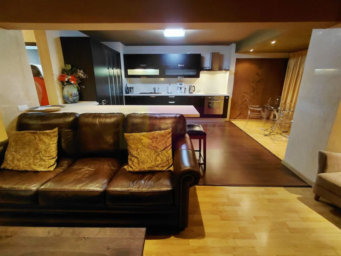 Apartament4 camere pe bd 13Septembrie stradal-Marriott, gresie VERSACE - Va oferim spre vanzare un apartament de 4 camere stradal pe bd 13 Septembrie-Marriott la etajul 1/8, cu o suprafata de 100mp, blocul din 1986, renovat si utilat complet cu faianta si gresie VERSACE si CHRISTIAN DIOR, blatul de la bucatarie din Onix si Marmura, Oglinda baie de PHILIPPE STARCK, robineti LA TORRE, masa bucatarie 8 persoane cu picioare din lemn de NUC, pereti cu granit si marmura egipteana, mobilat si utilat complet MOBEXPERT, masina spalat vase si rufe. 
Apartamentul are doua grupuri sanitare cu aerisire naturala cu geam, cada JACUZZI si dus in baia de serviciu. 
Bucataria este deschisa intr-un living generos.
Vederea apartamentului este pe ambele parti fata si spate si este foarte luminos nefiind umbrit de perdeaua pomilor.
Se vinde doar cu banii cash.
Pentru detalii si vizionari contactati agentul Dona Camelia 0733683461.